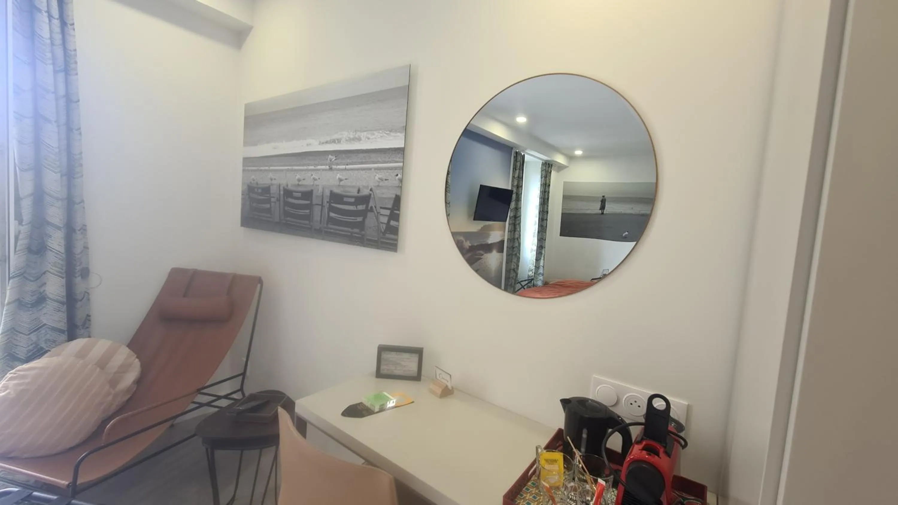Coffee/tea facilities in Le Petit Trianon et le Charme des Suites