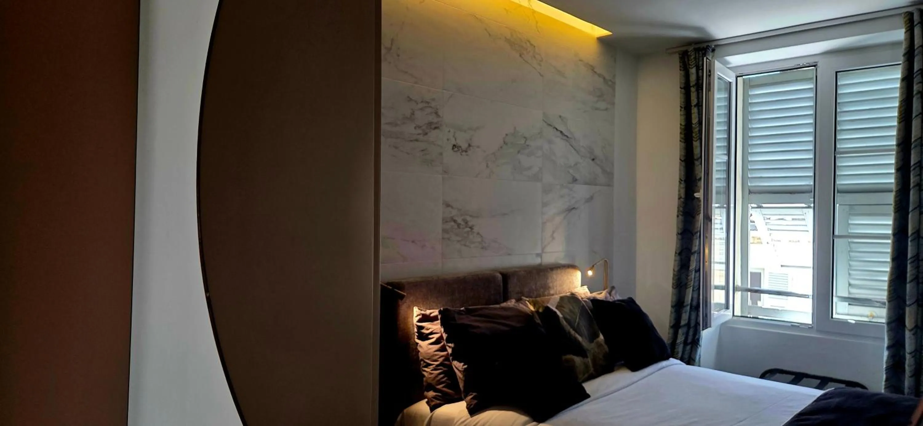 Bed in Le Petit Trianon et le Charme des Suites