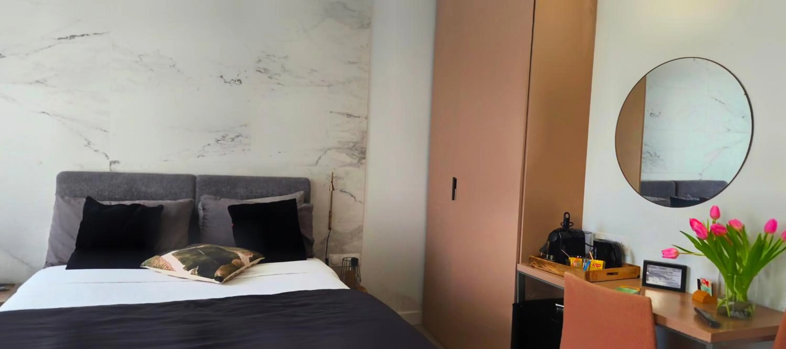 Bed in Le Petit Trianon et le Charme des Suites