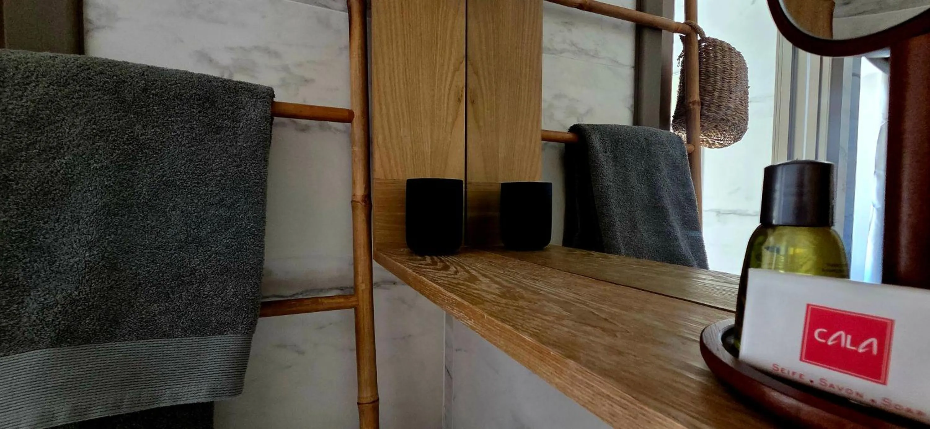 Bathroom in Le Petit Trianon et le Charme des Suites