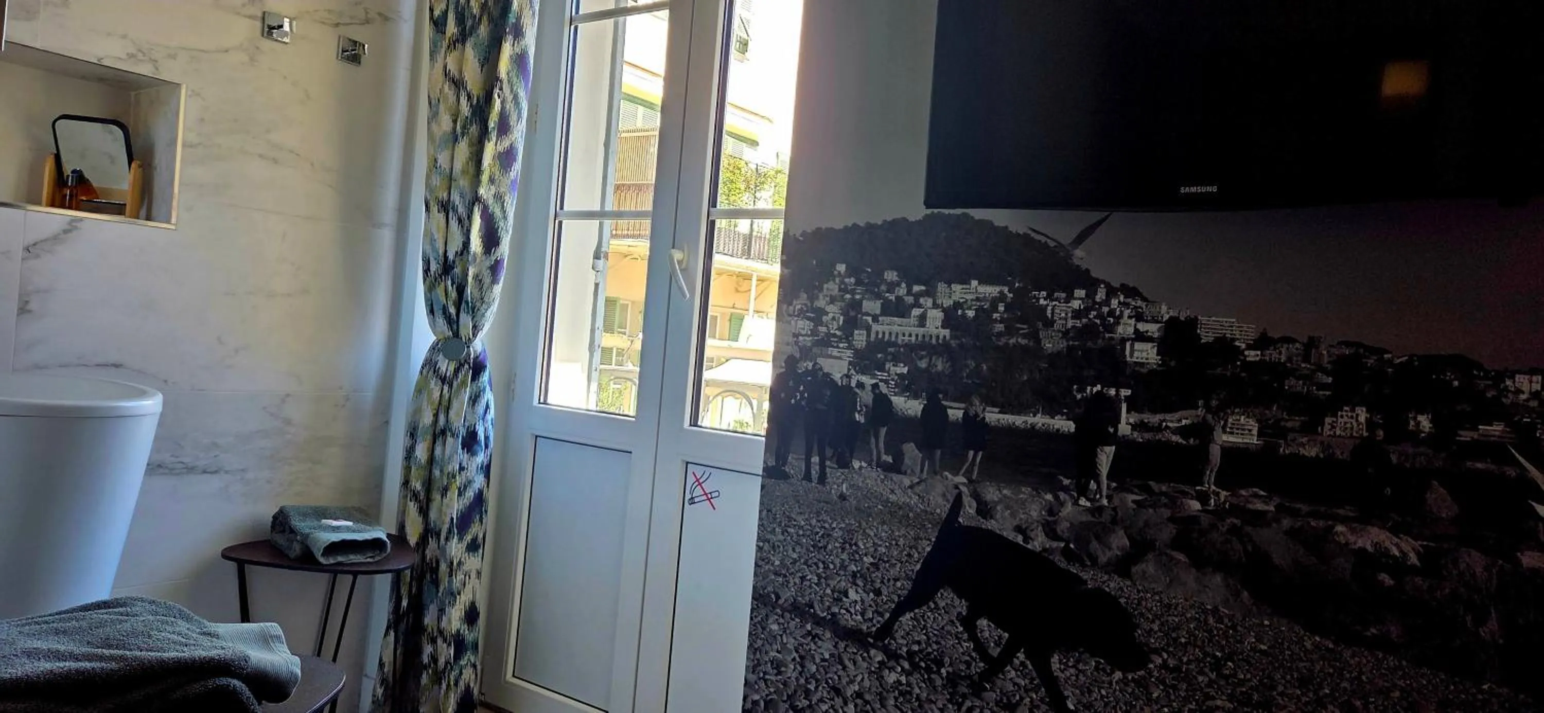 Bathroom in Le Petit Trianon et le Charme des Suites