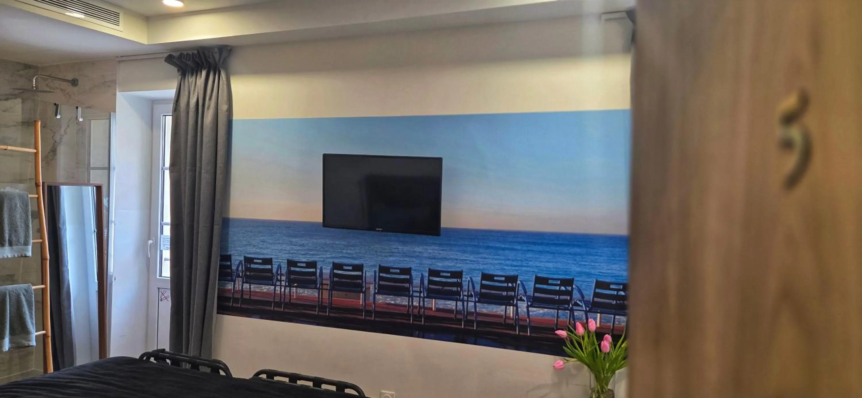 TV and multimedia in Le Petit Trianon et le Charme des Suites