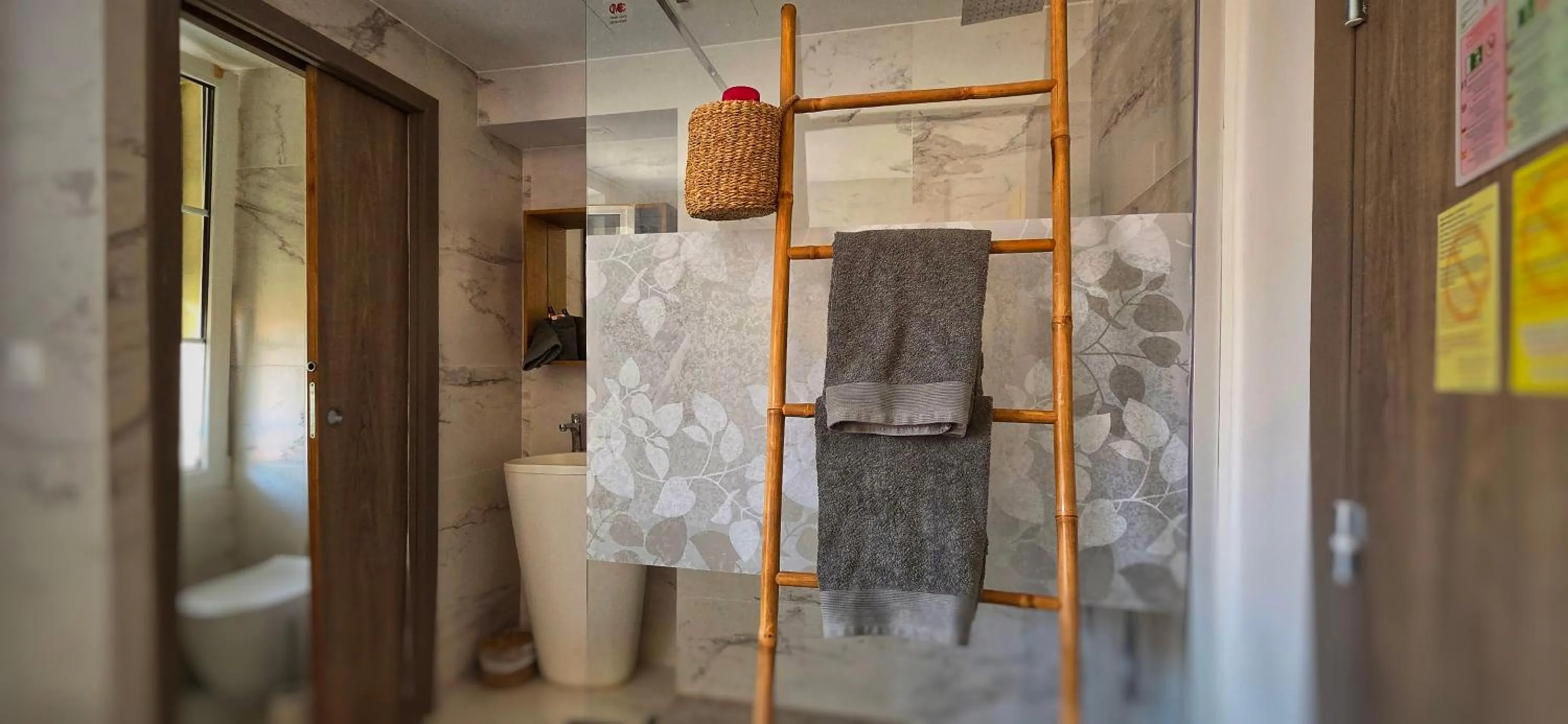 Shower in Le Petit Trianon et le Charme des Suites