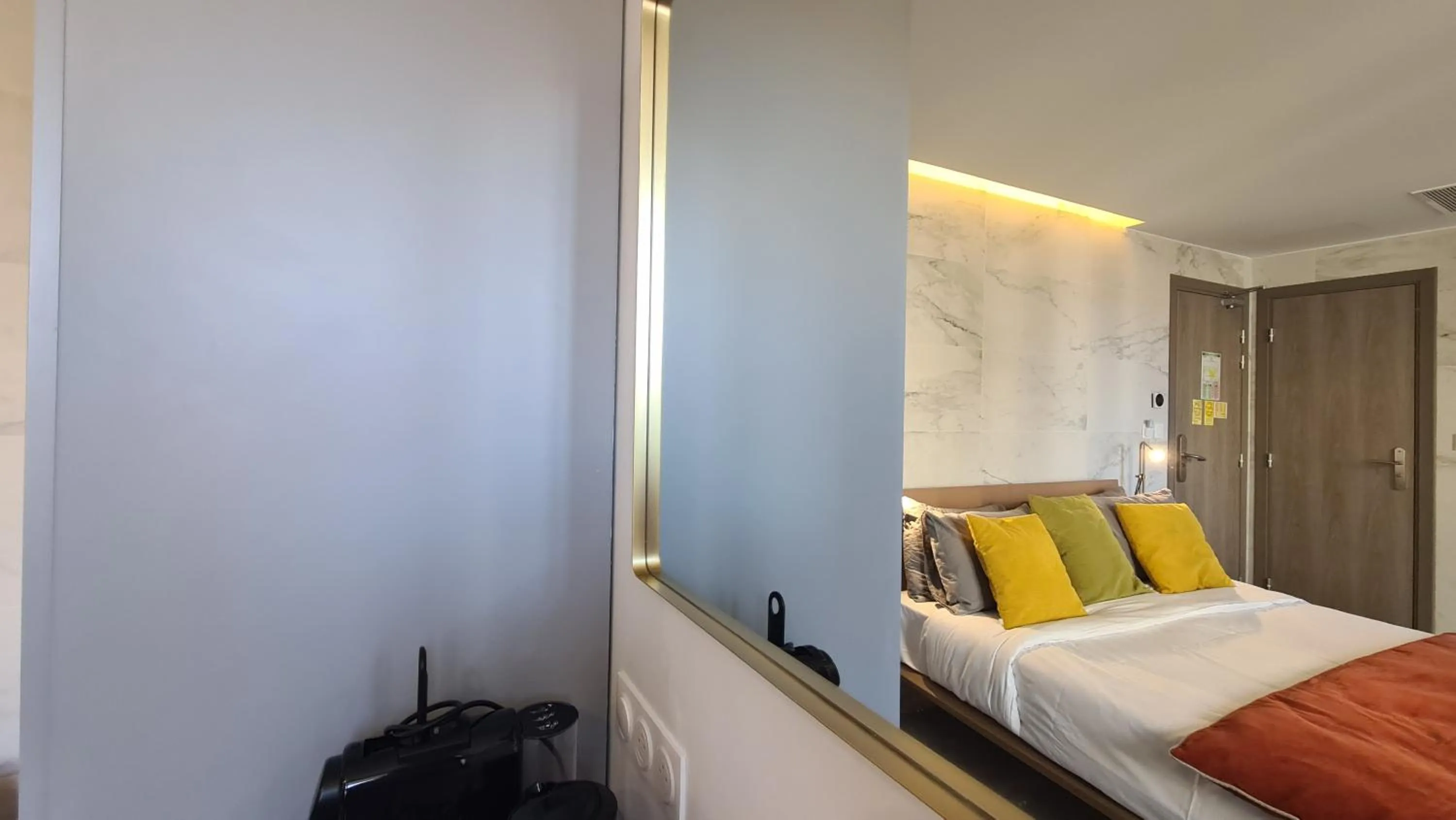 Bed in Le Petit Trianon et le Charme des Suites