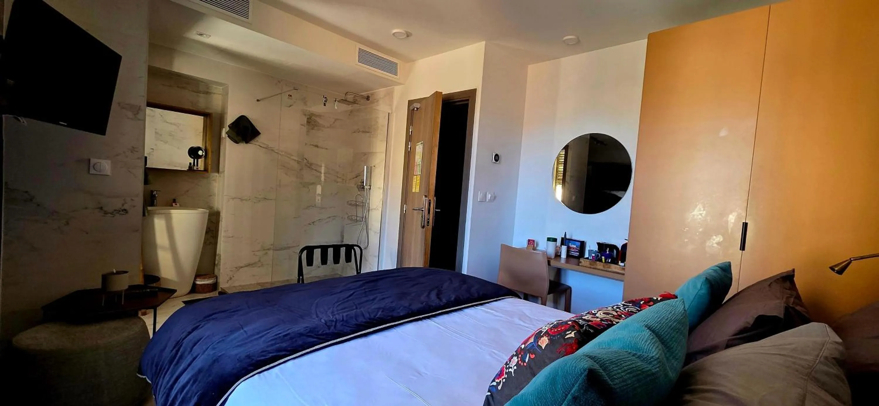 Bed in Le Petit Trianon et le Charme des Suites