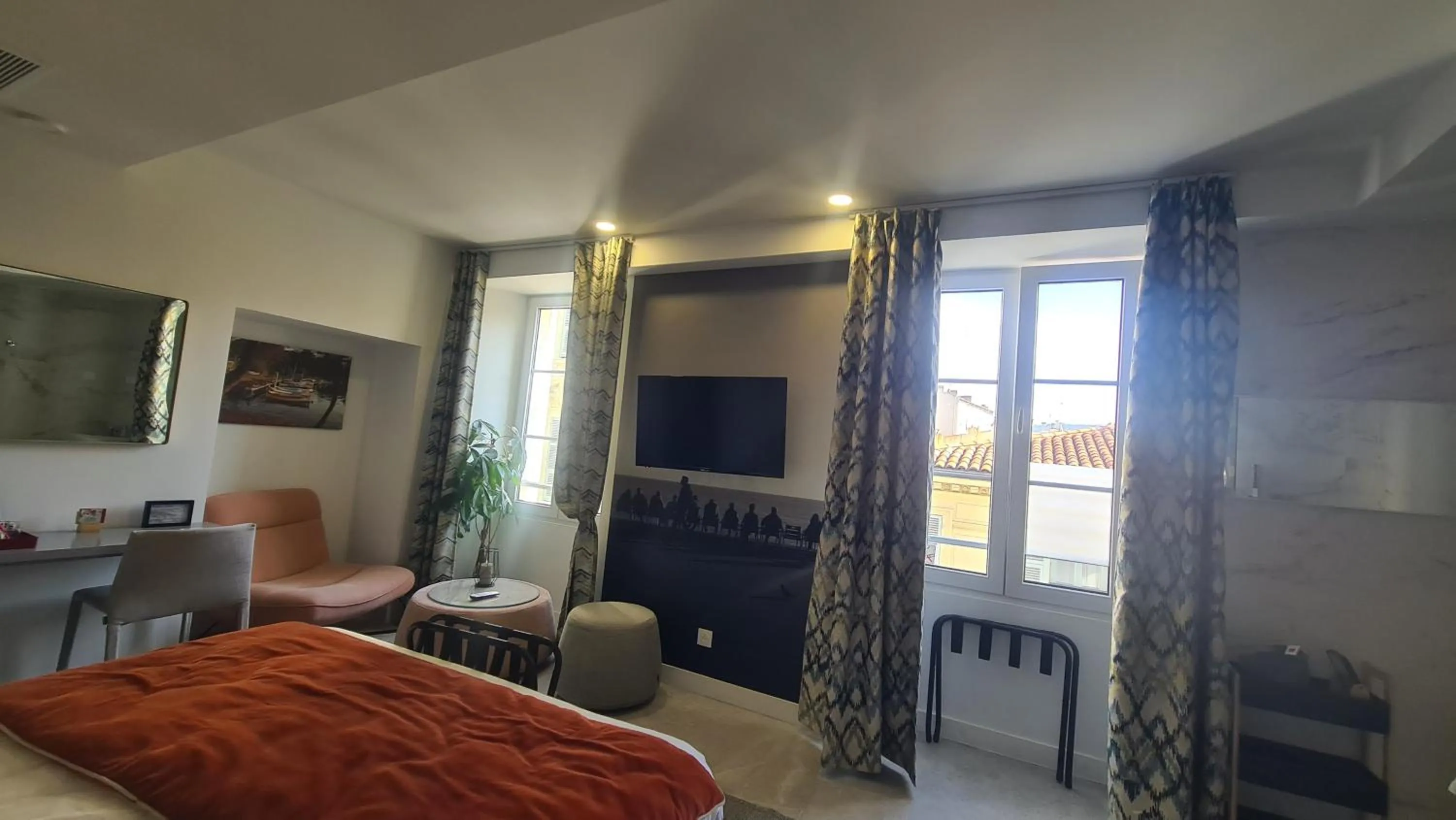 Bed in Le Petit Trianon et le Charme des Suites