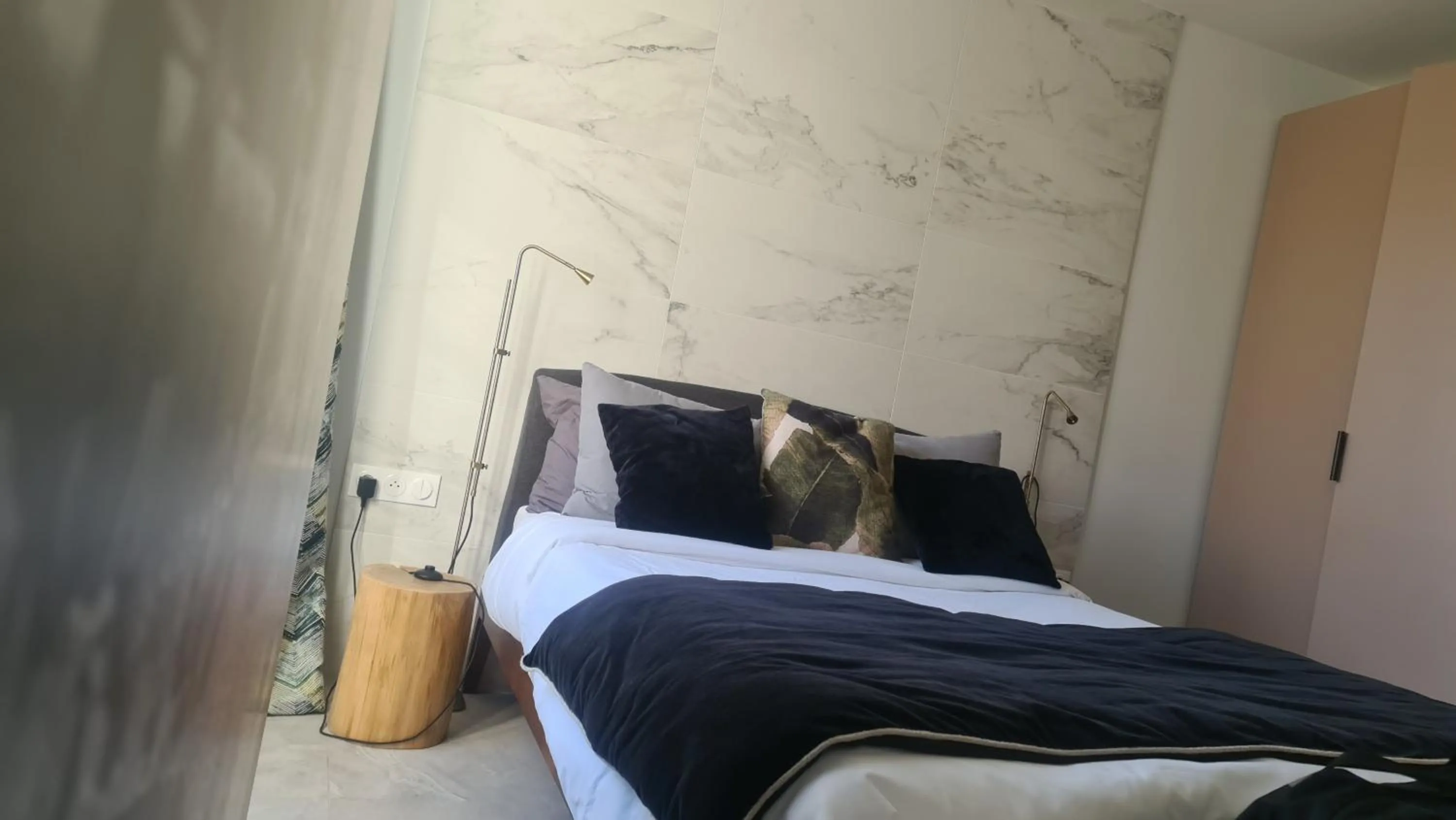 Bed in Le Petit Trianon et le Charme des Suites