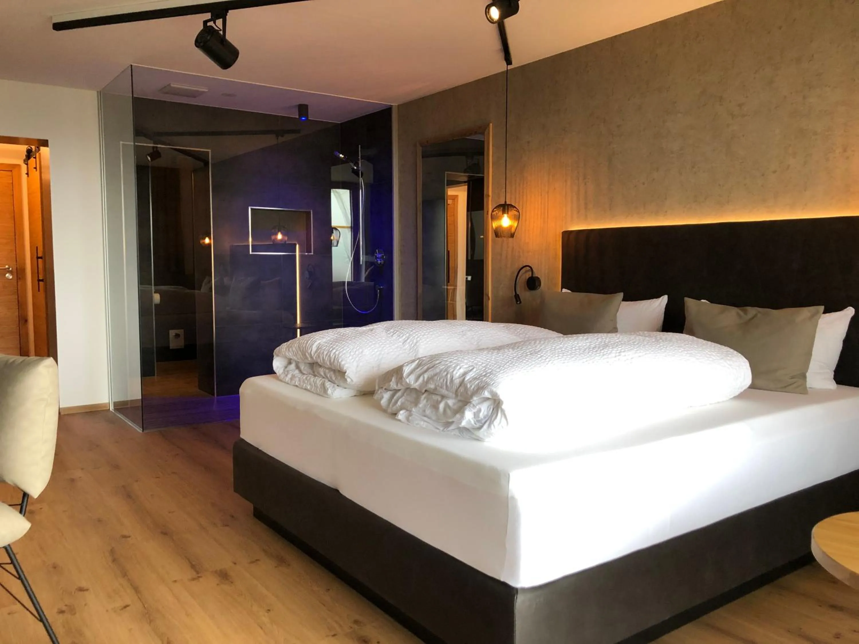 Shower, Bed in Pension Waldkristall