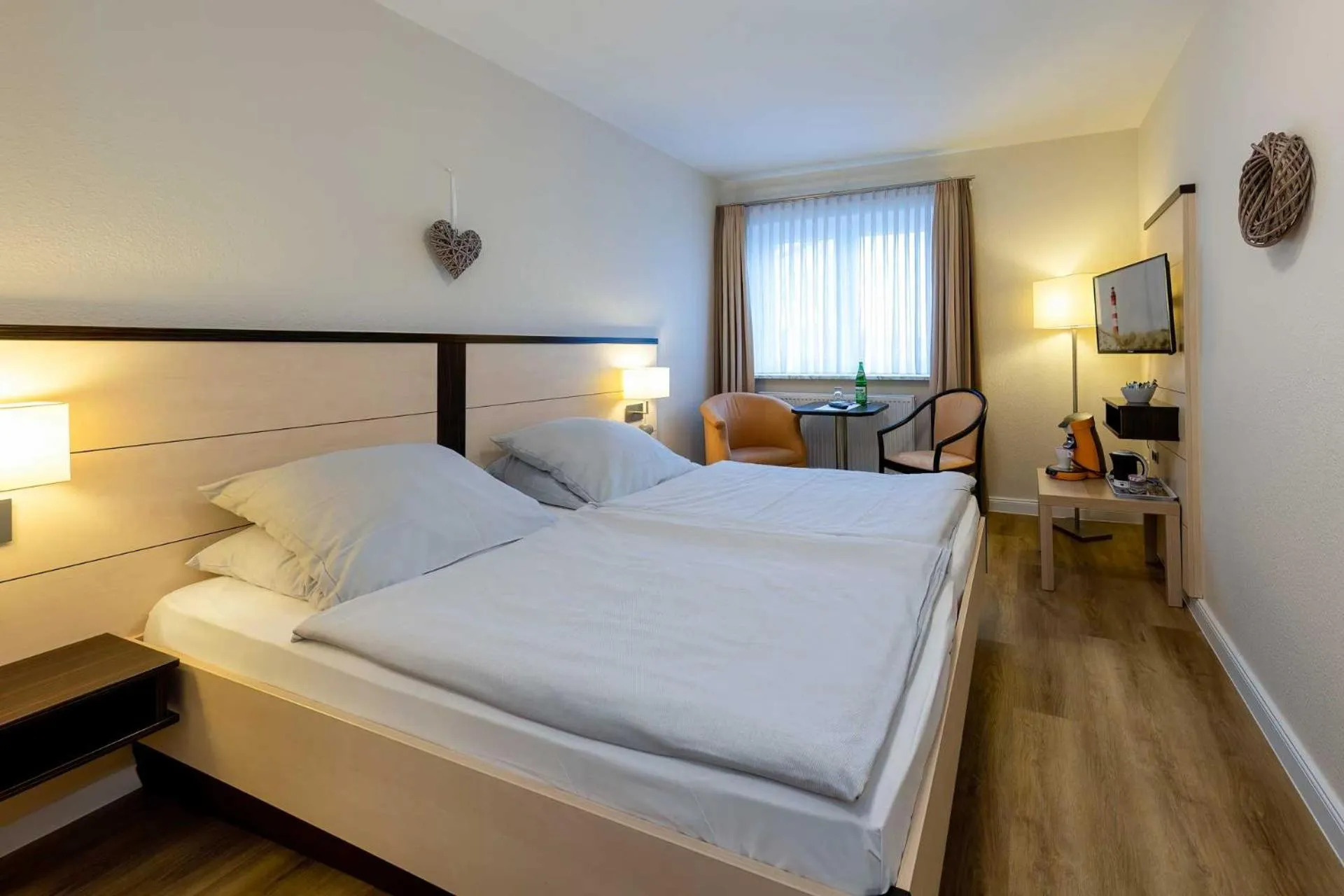 Photo of the whole room, Bed in Landgasthof Struckum