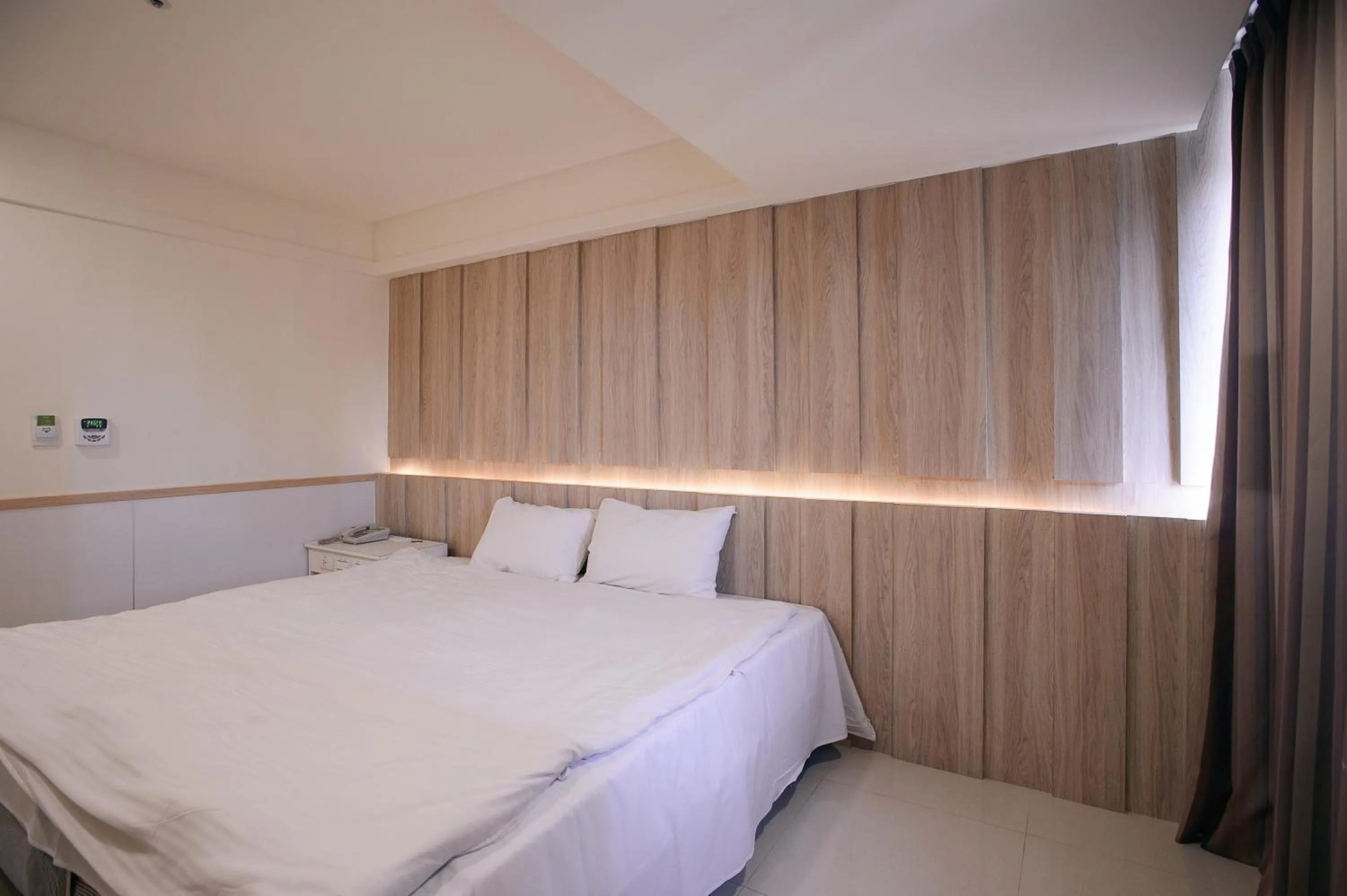 Photo of the whole room, Bed in KIWI-Taichung Station Branch 1