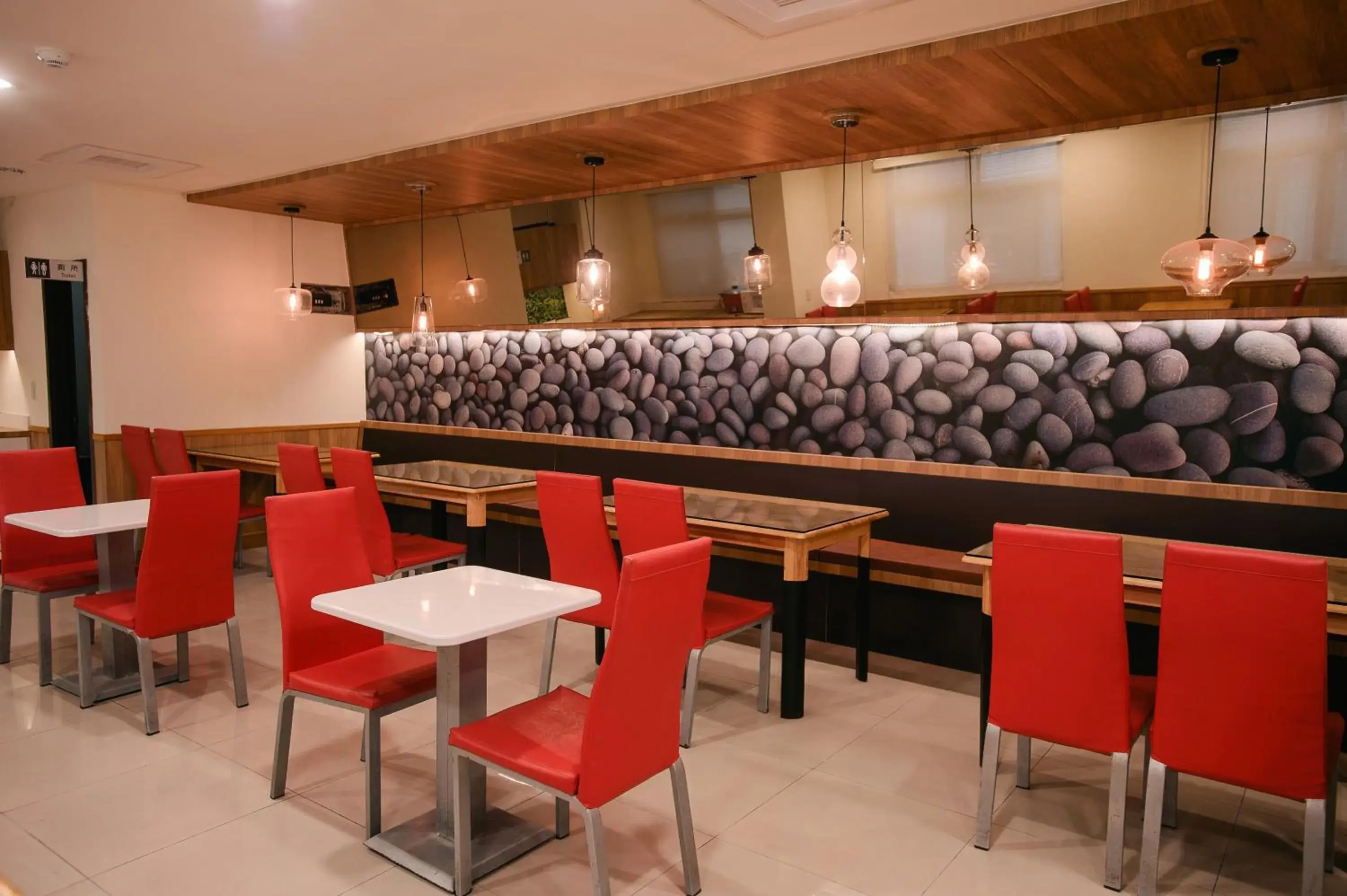 Lounge or bar in KIWI-Taichung Station Branch 1 Lounge or bar in KIWI-Taichung Station Branch 1