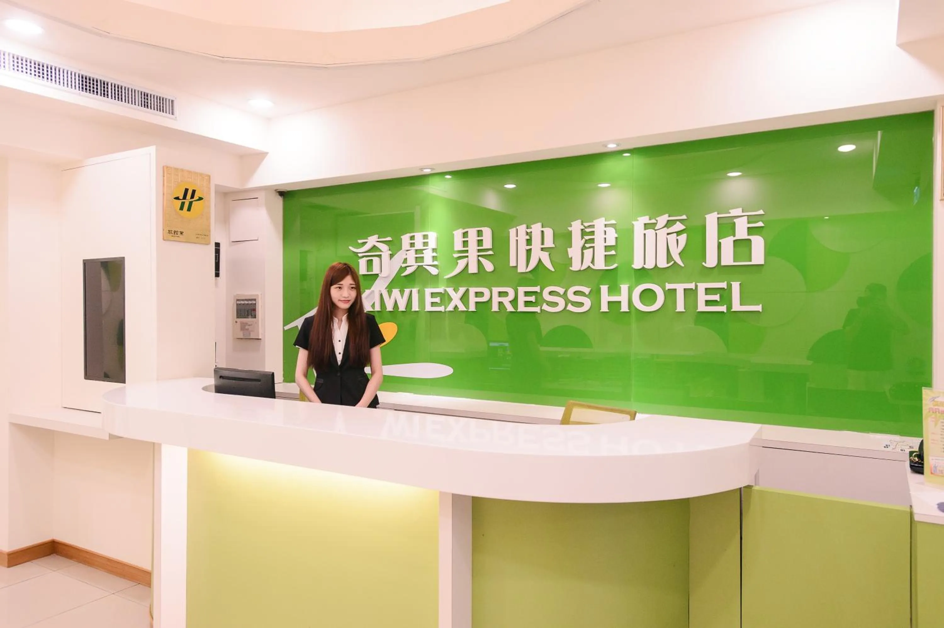 Staff in KIWI-Taichung Station Branch 1