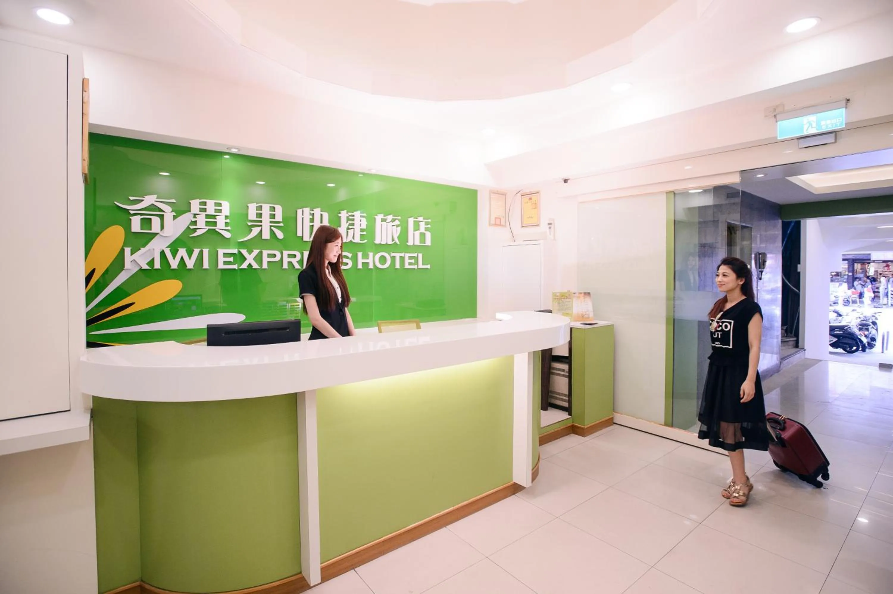 Staff in KIWI-Taichung Station Branch 1