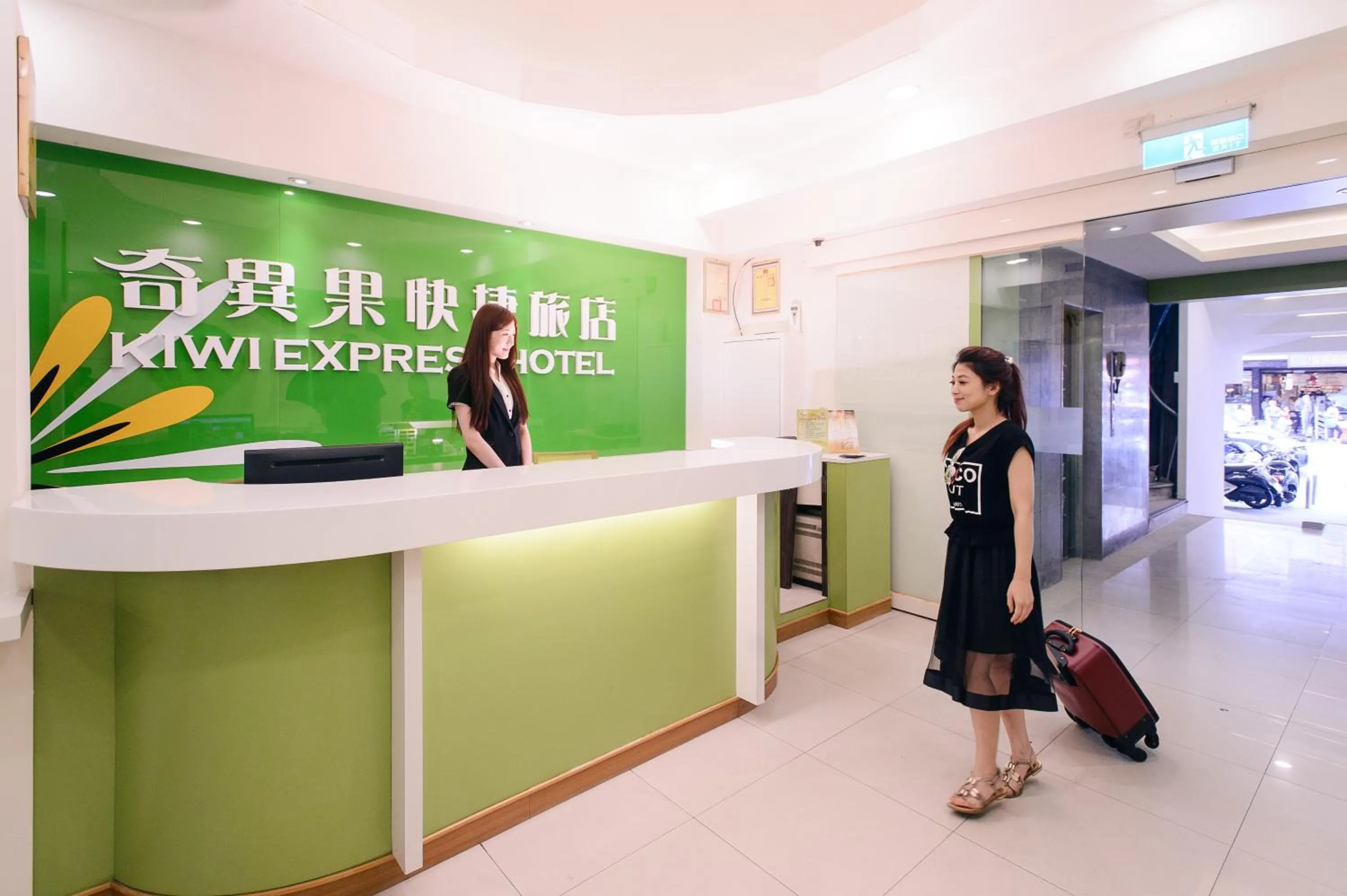 Staff in KIWI-Taichung Station Branch 1