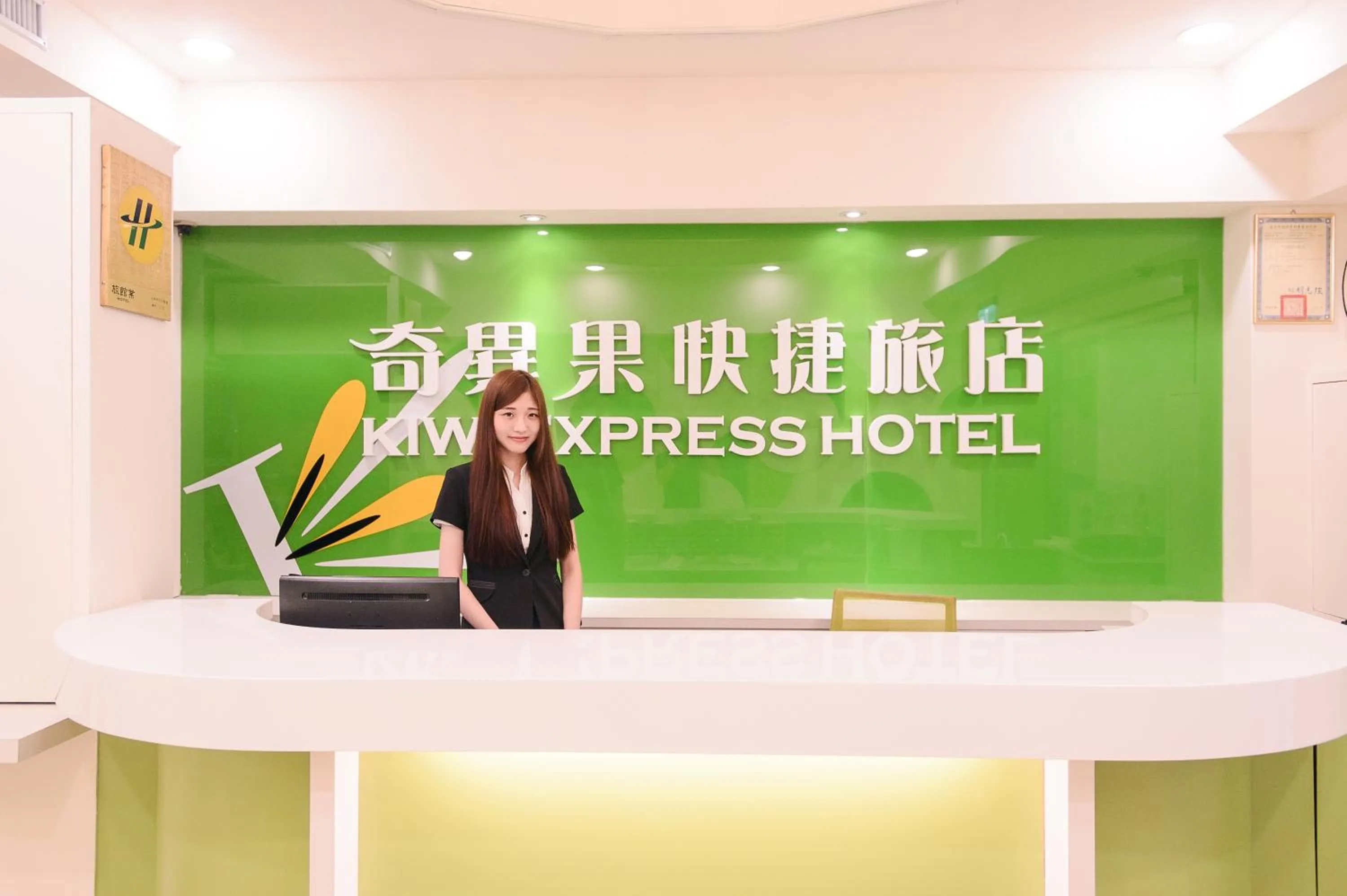 Staff in KIWI-Taichung Station Branch 1