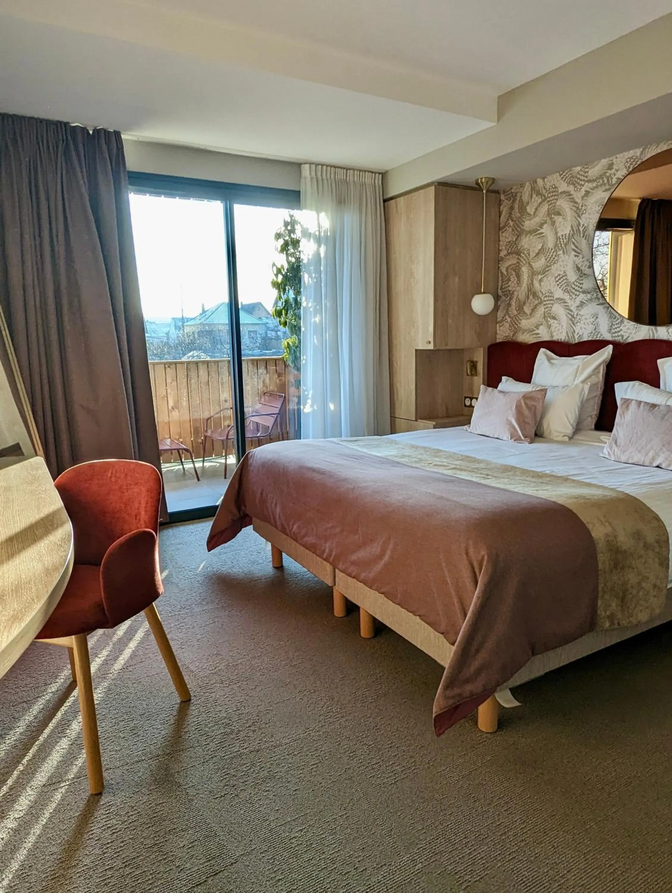 Balcony/Terrace, Bed in James Vignoble Hôtel, Eguisheim