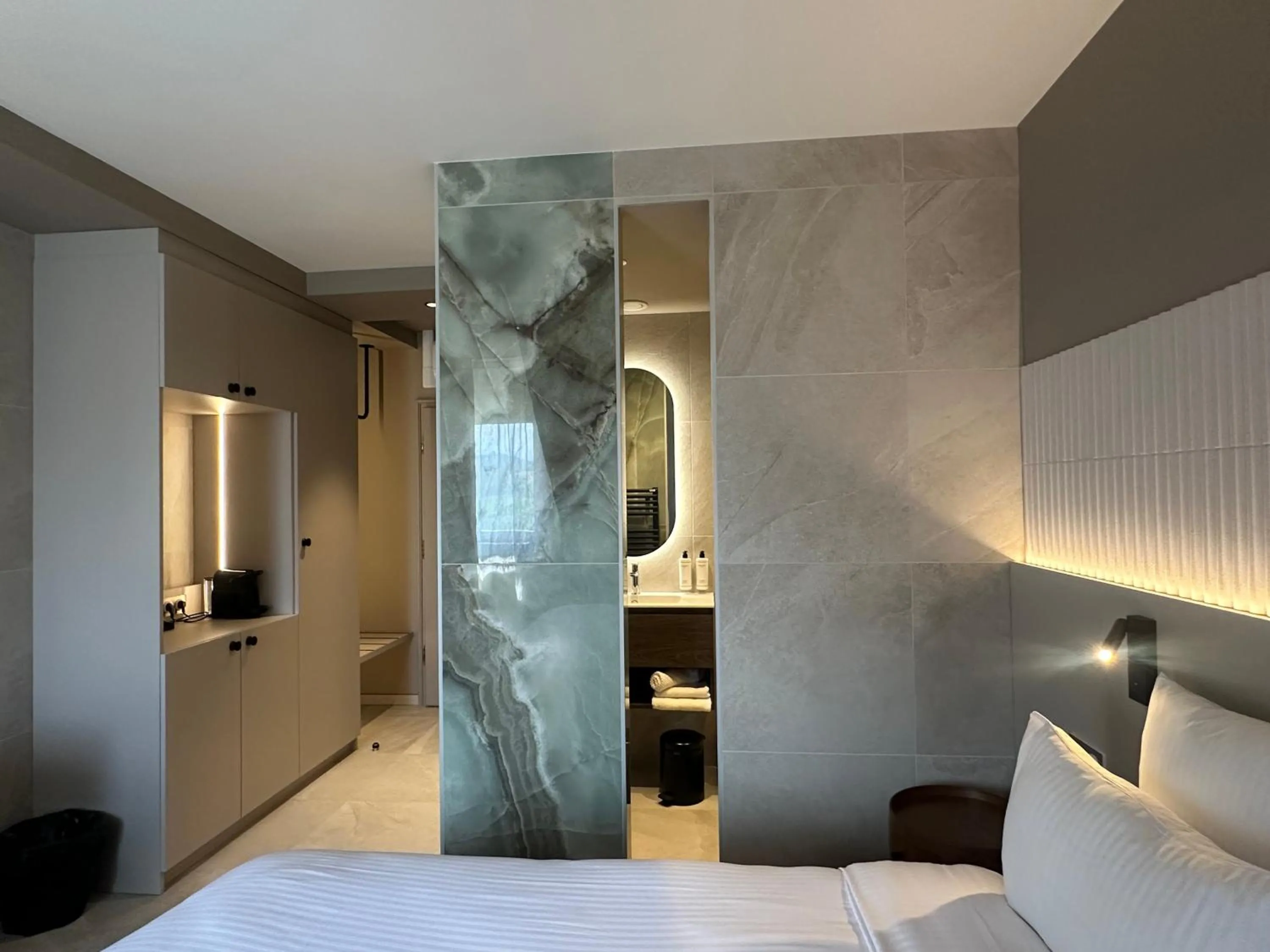 Patio, Bed in James Vignoble Hôtel, Eguisheim