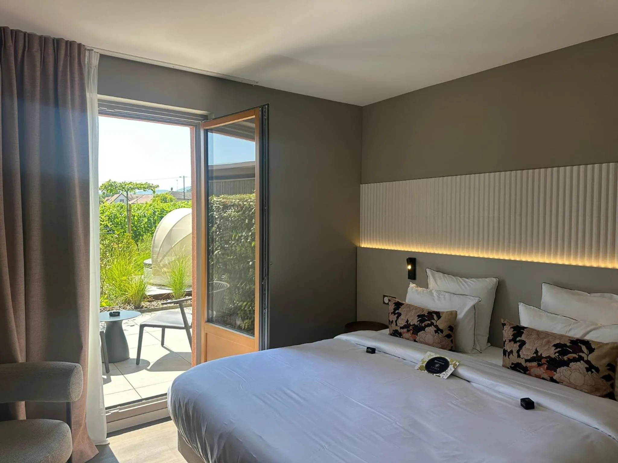 Patio, Bed in James Vignoble Hôtel, Eguisheim