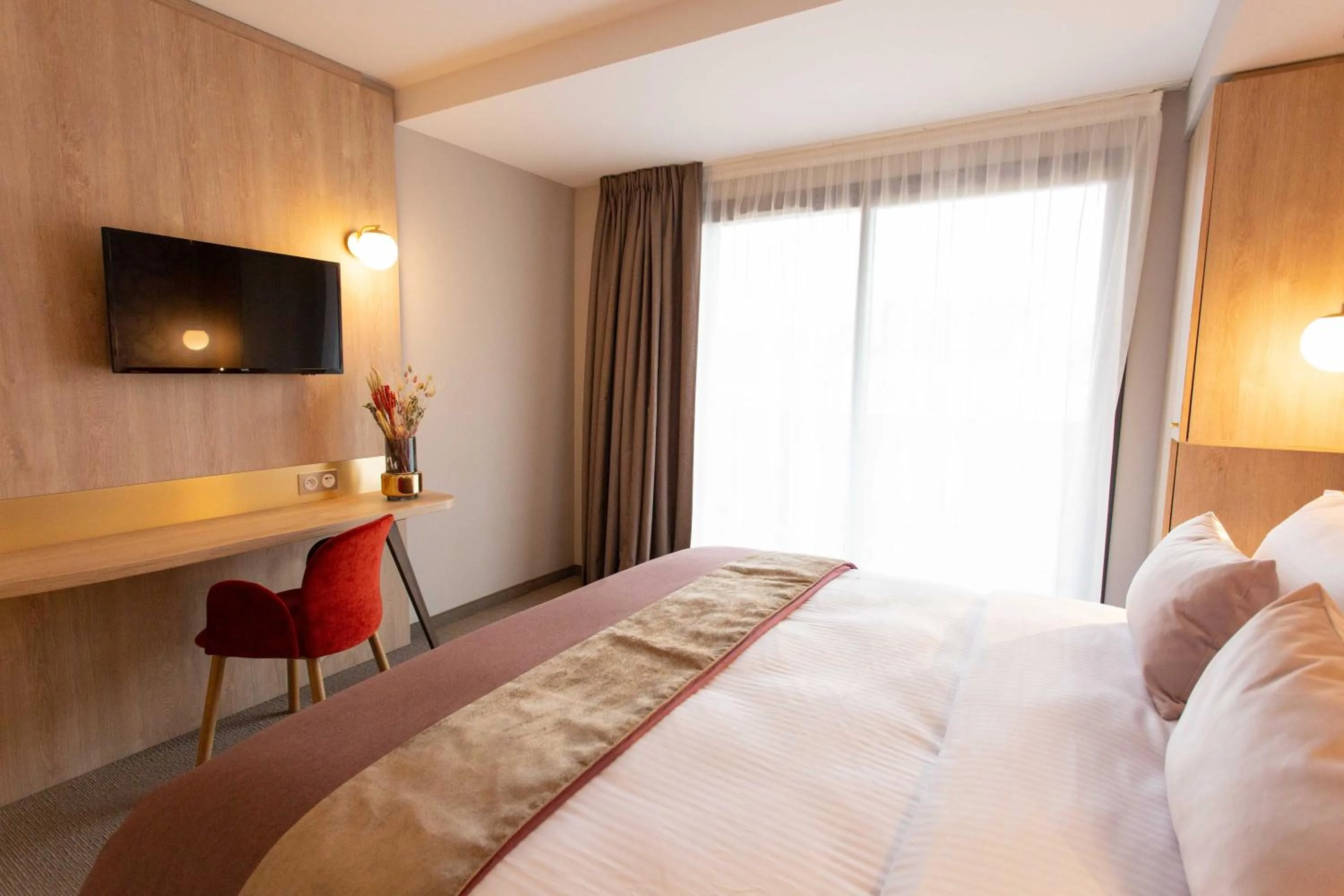 Photo of the whole room, Bed in James Vignoble Hôtel, Eguisheim