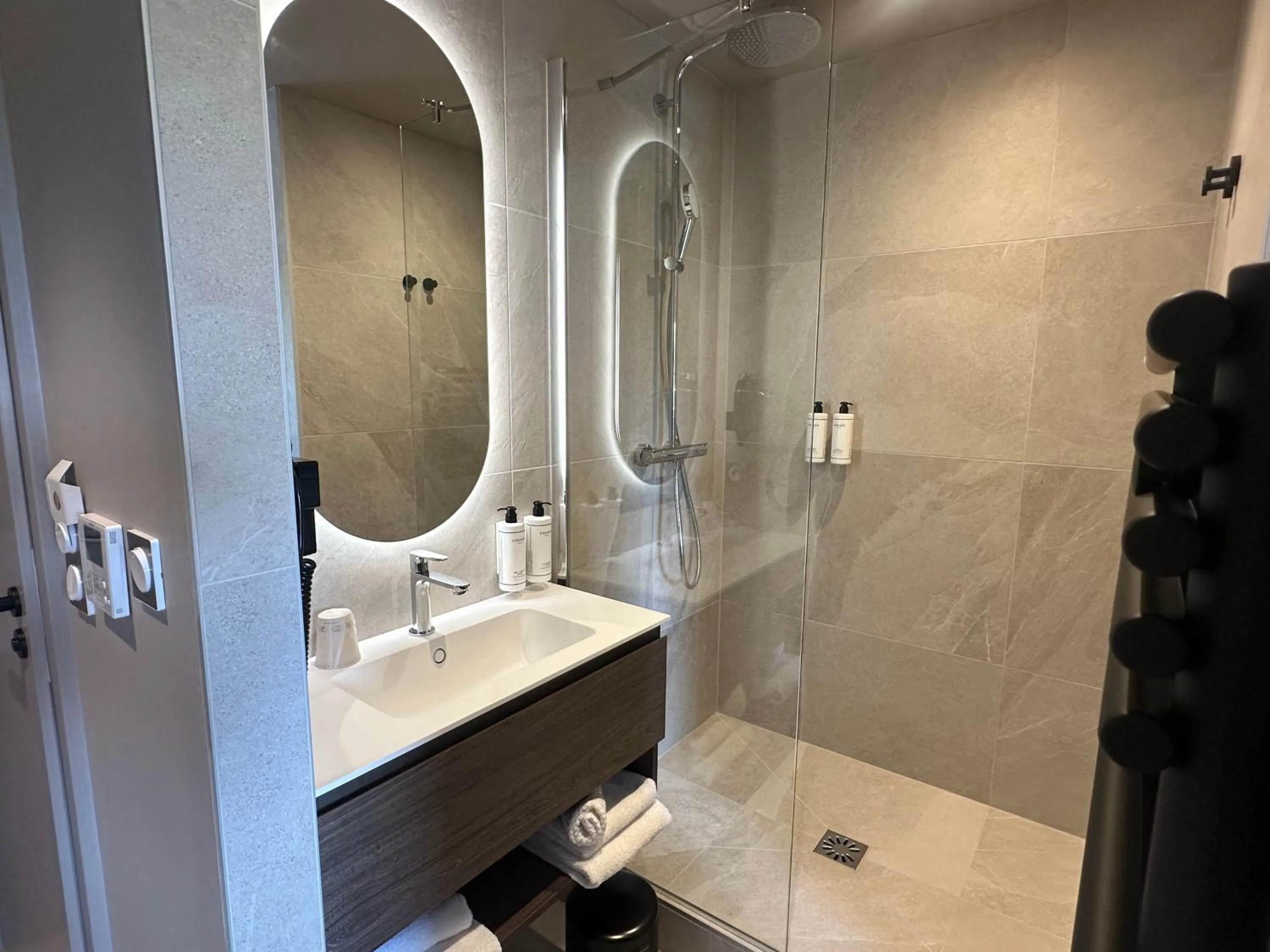 Shower in James Vignoble Hôtel, Eguisheim