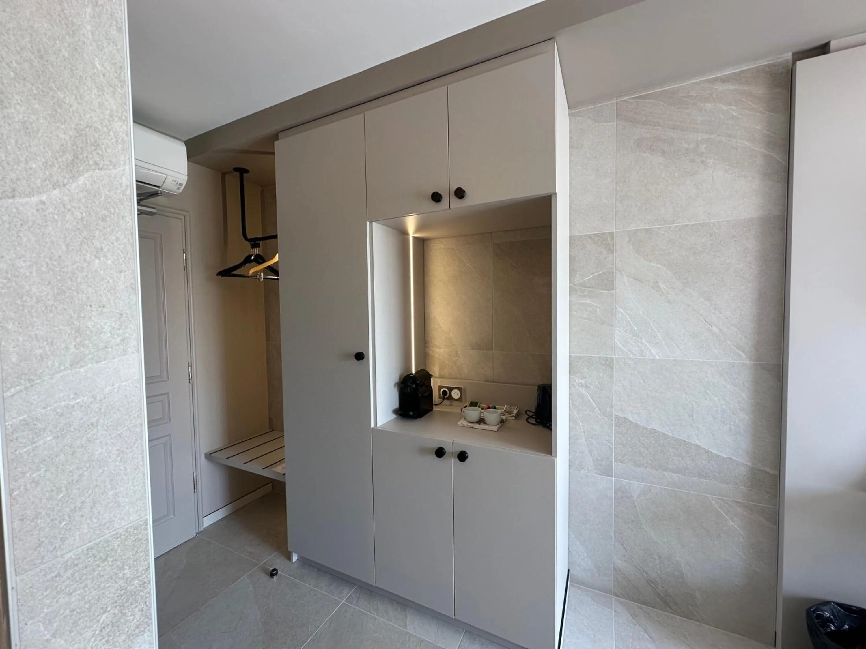 wardrobe in James Vignoble Hôtel, Eguisheim