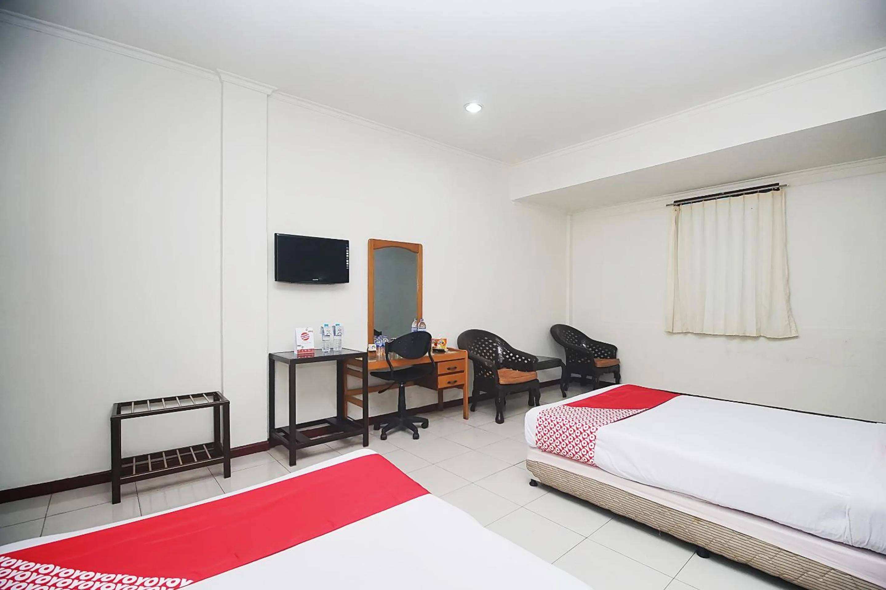 Bedroom, TV/Entertainment Center in OYO 2079 Jambi Raya Hotel