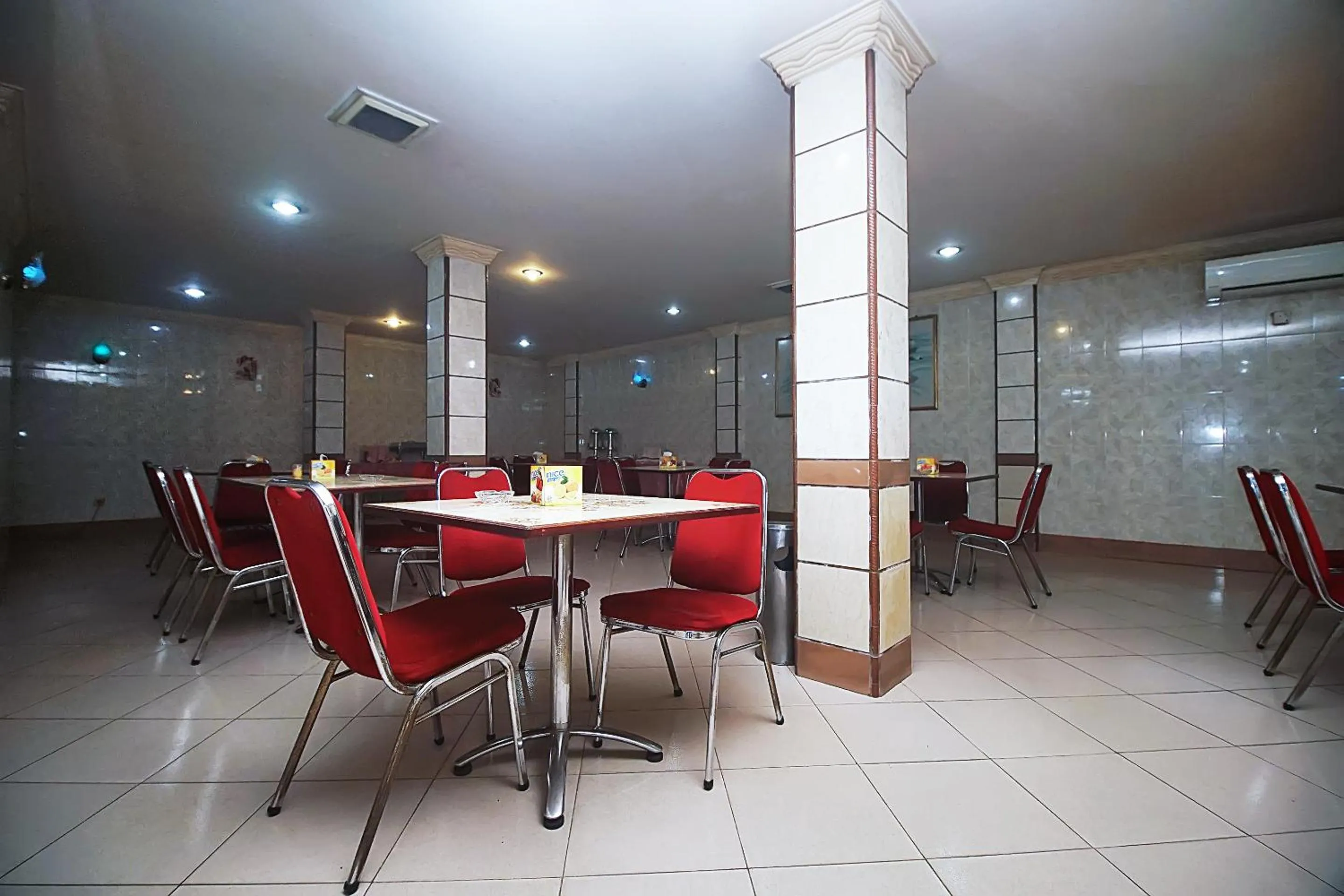 Restaurant/Places to Eat in OYO 2079 Jambi Raya Hotel