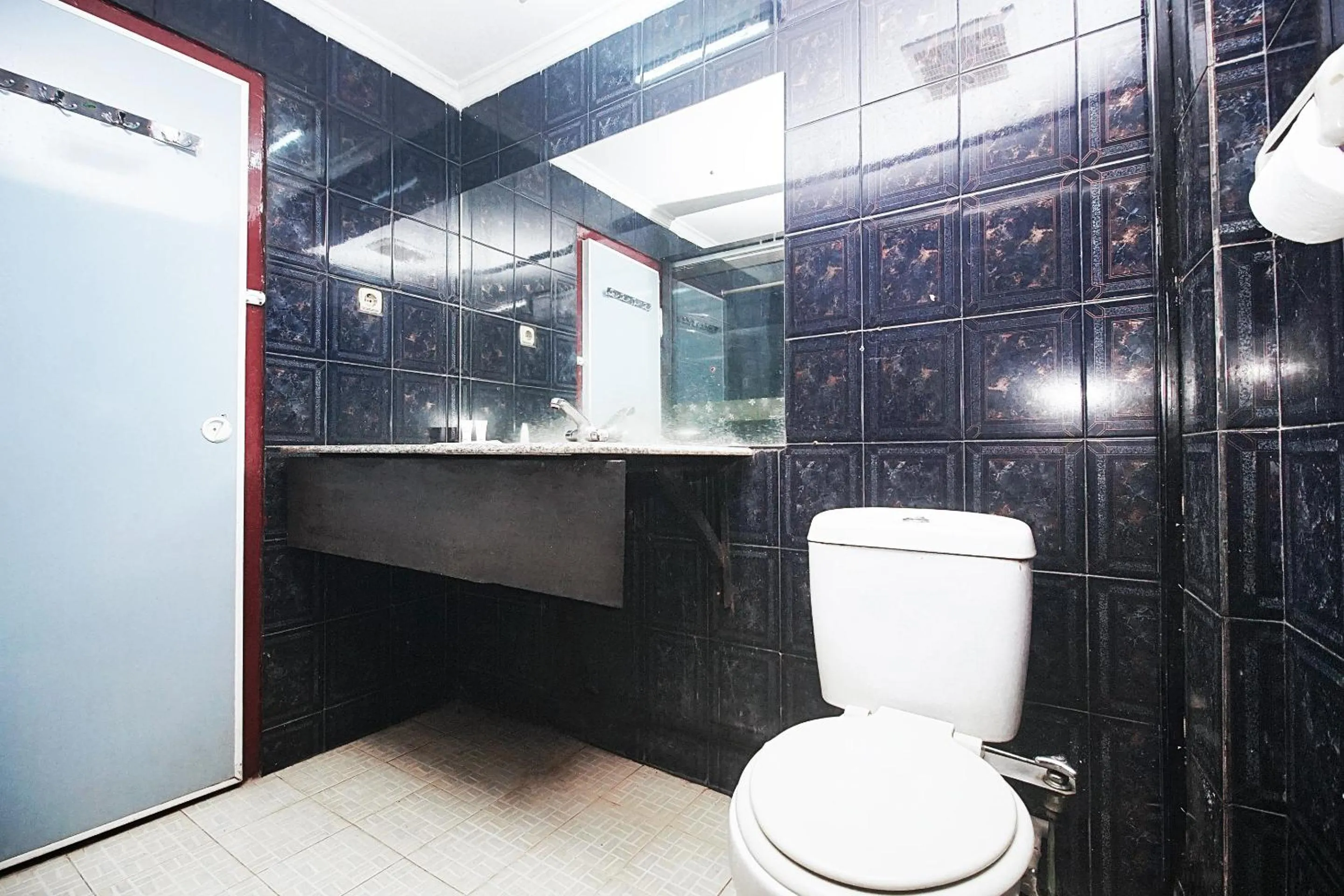 Bathroom in OYO 2079 Jambi Raya Hotel