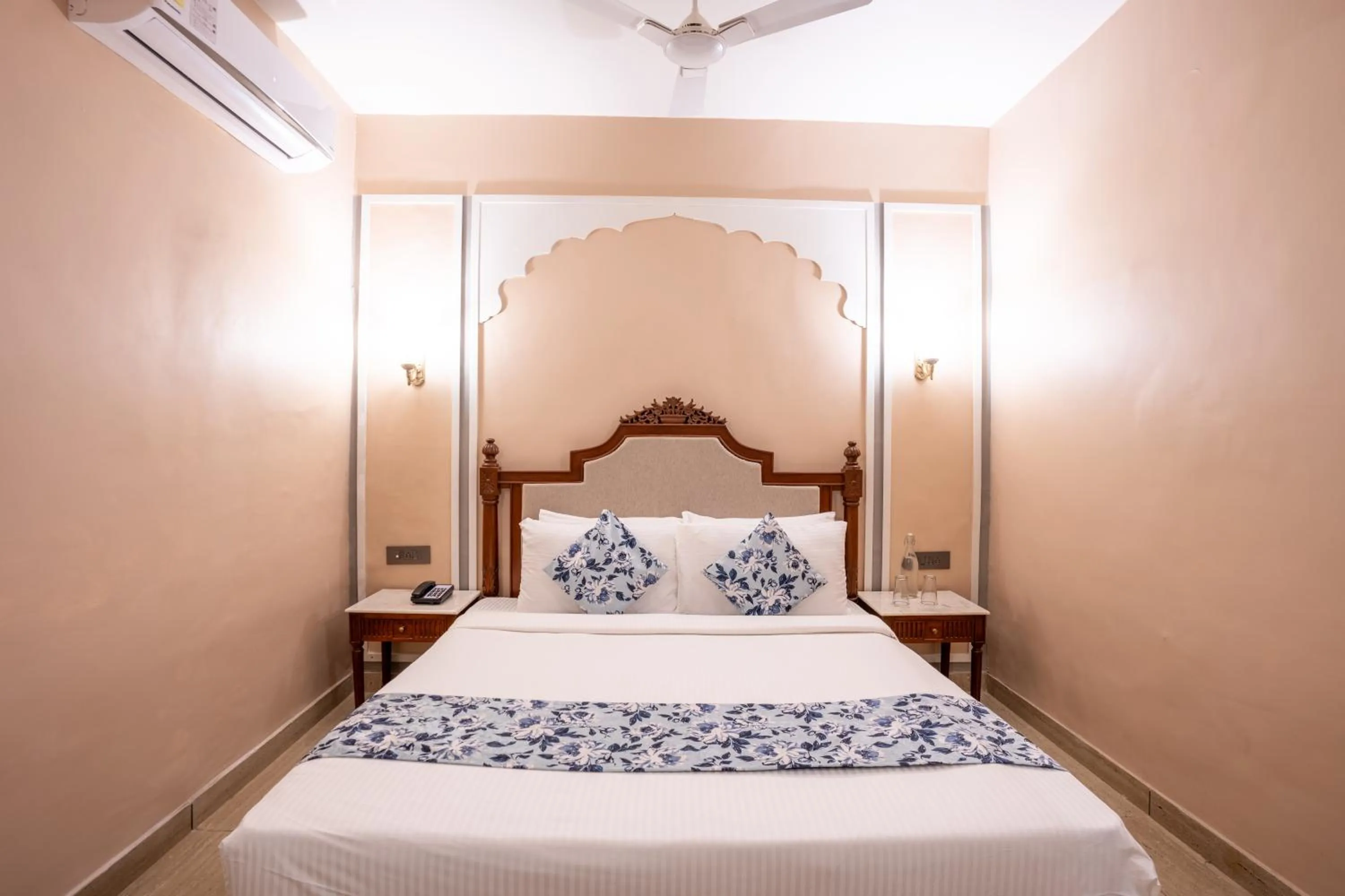 Bed in JuSTa Alwarbagh Sariska