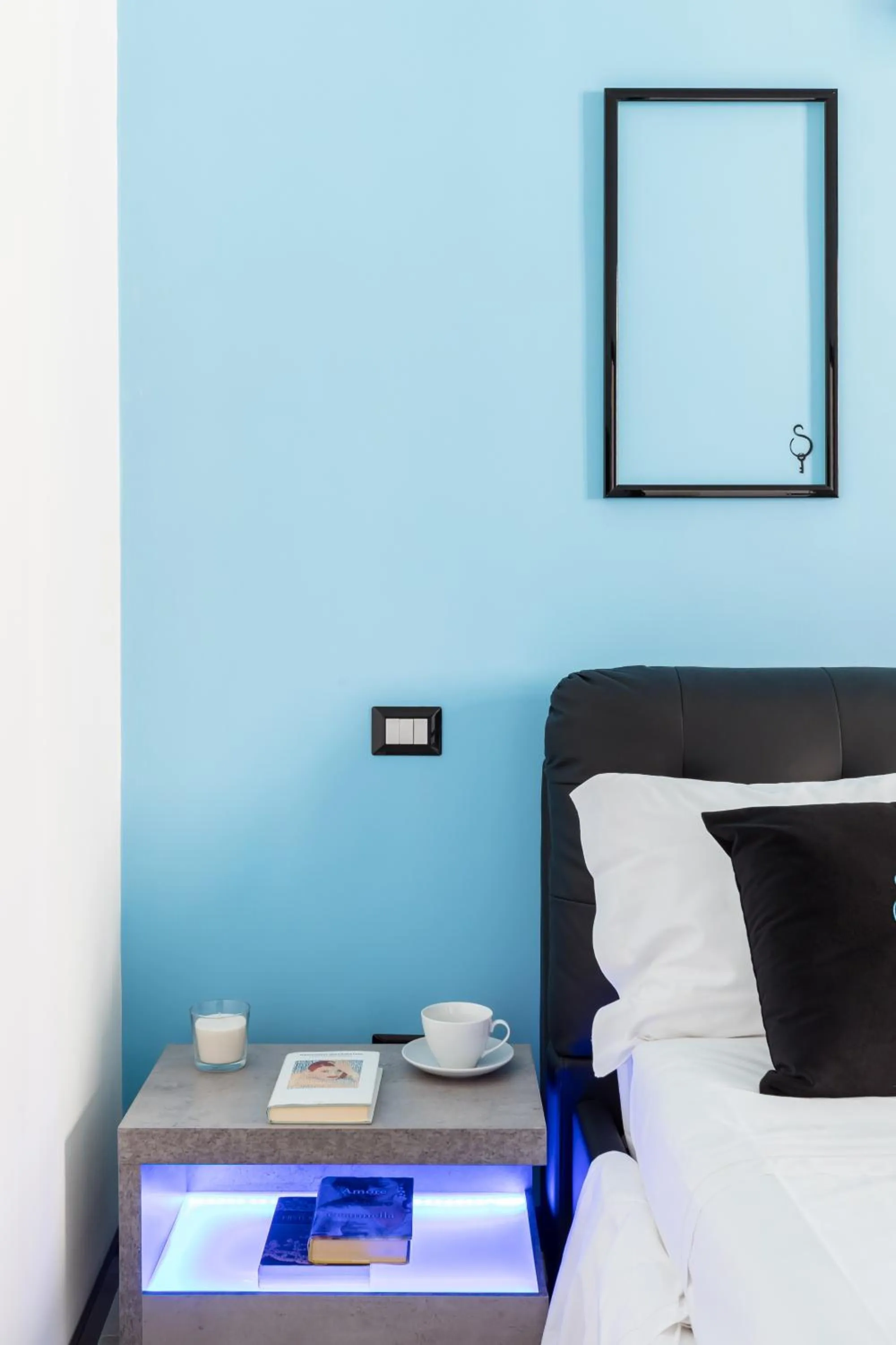 Bed in A World Aparts - 32 Modena