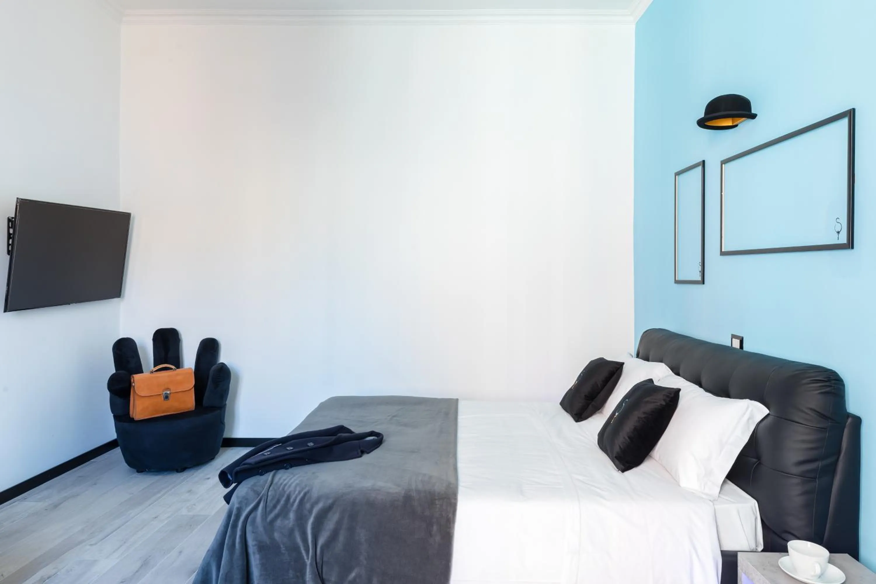 Bed in A World Aparts - 32 Modena