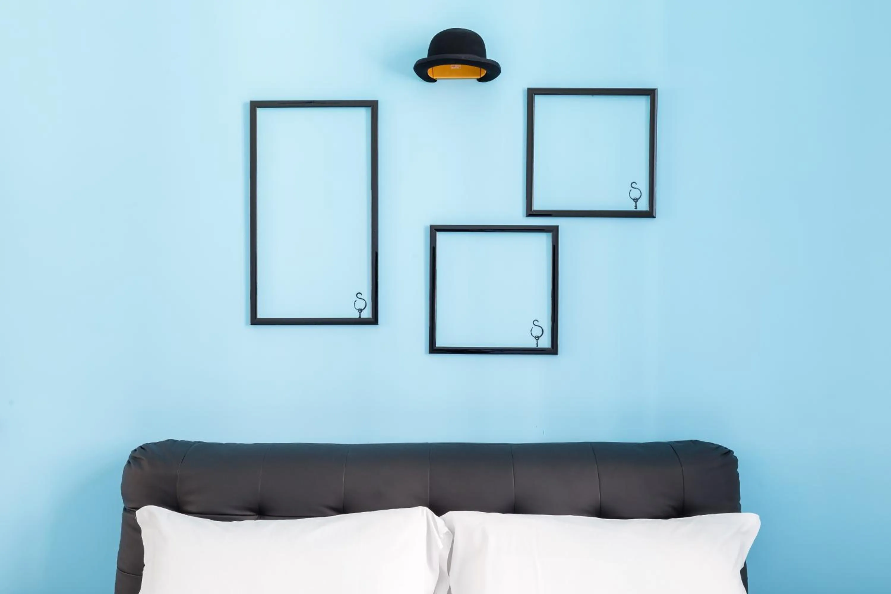 Bed in A World Aparts - 32 Modena