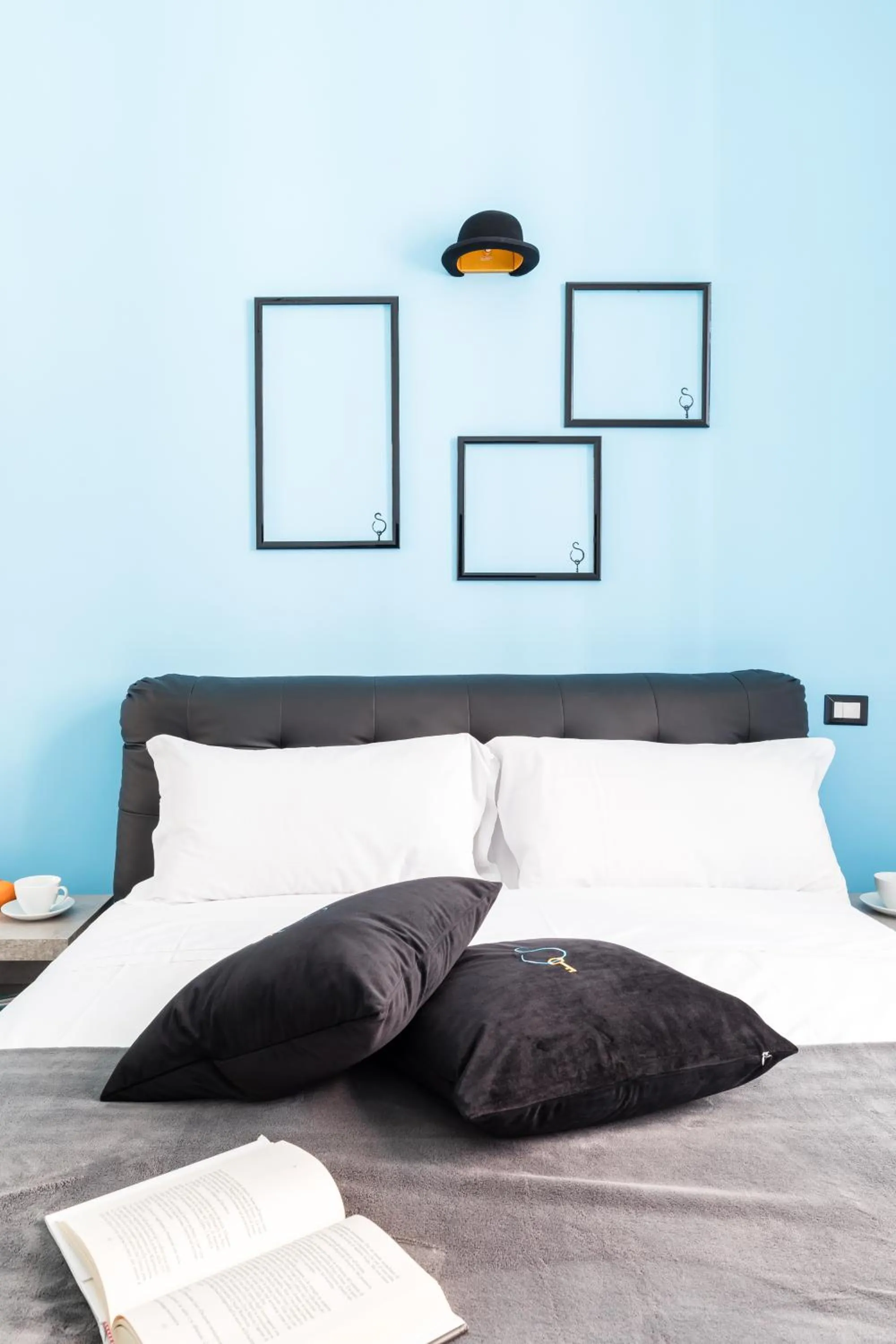 Bed in A World Aparts - 32 Modena