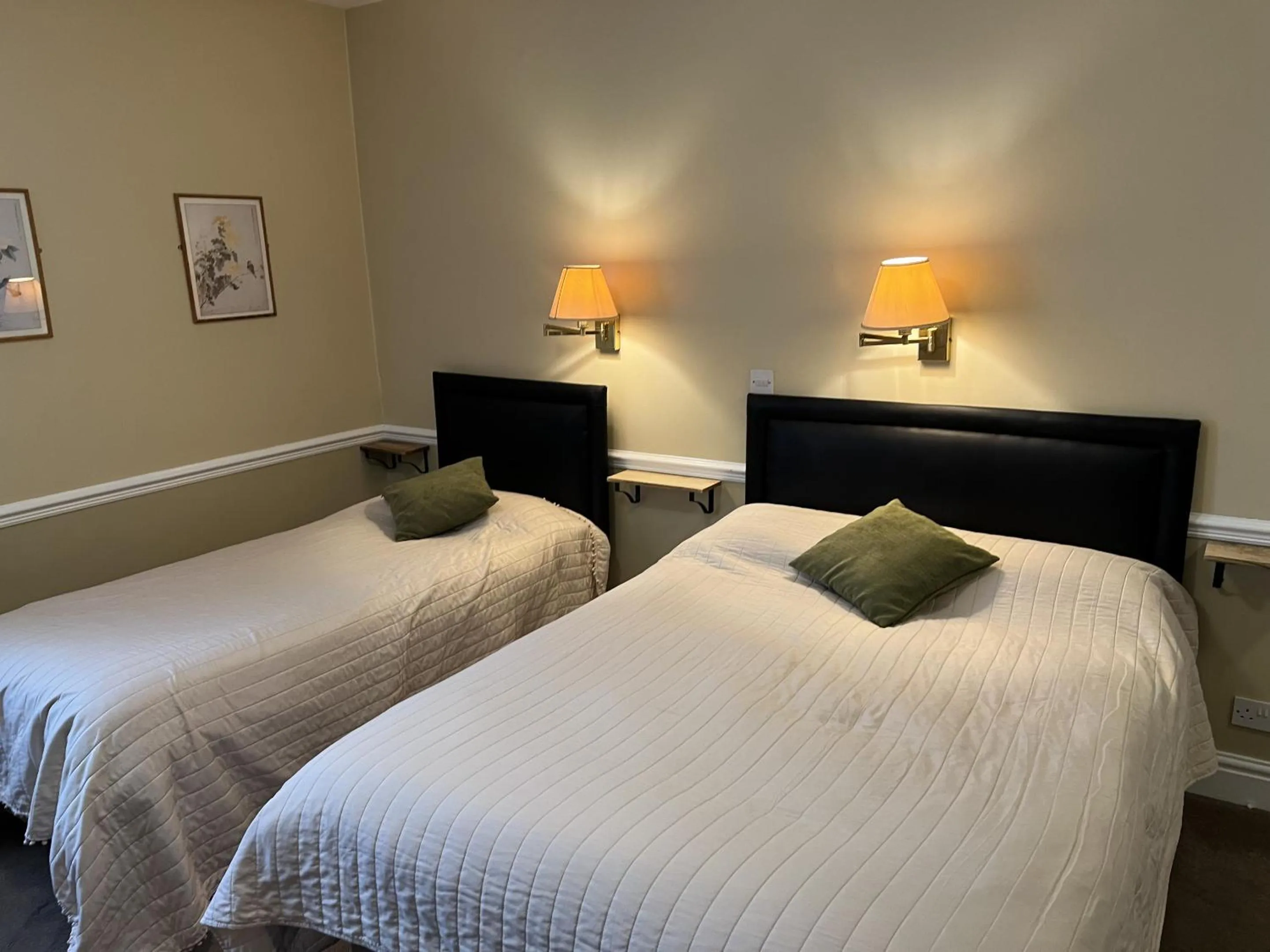 Bedroom, Bed in Royal Oak Hotel, Garstang