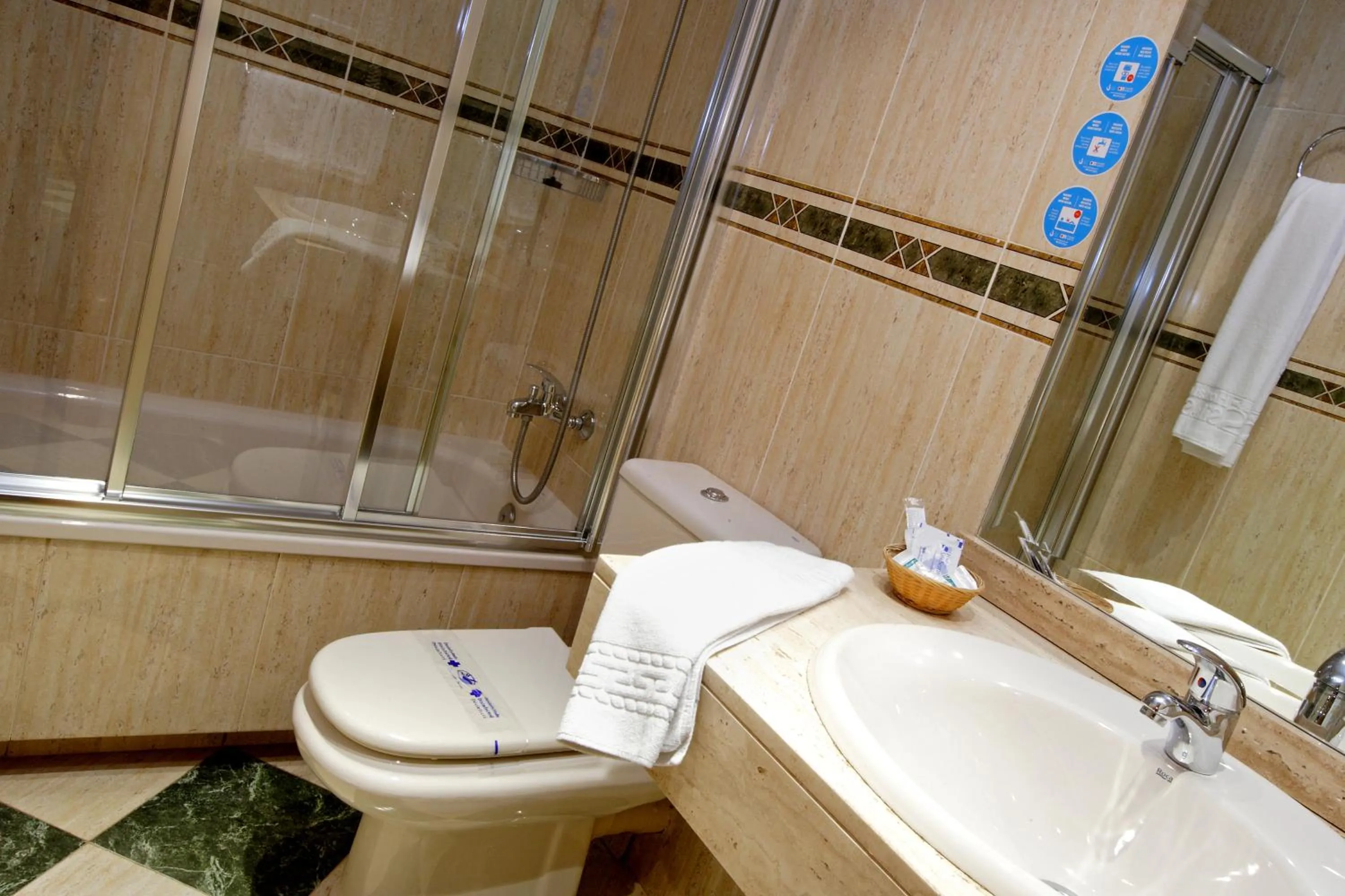 Bathroom in Hostal Silserranos