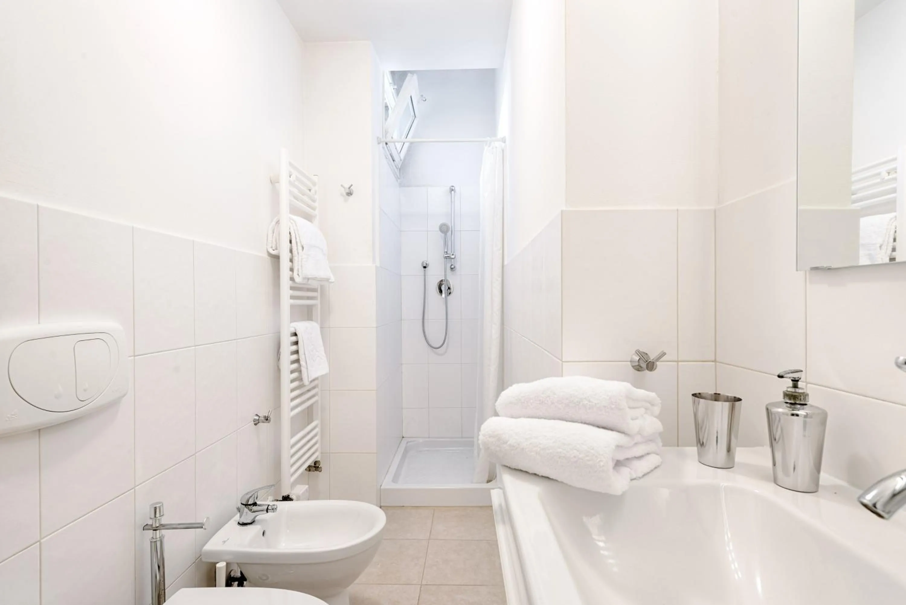 Bathroom in Polo Universitario apartment by Mmega