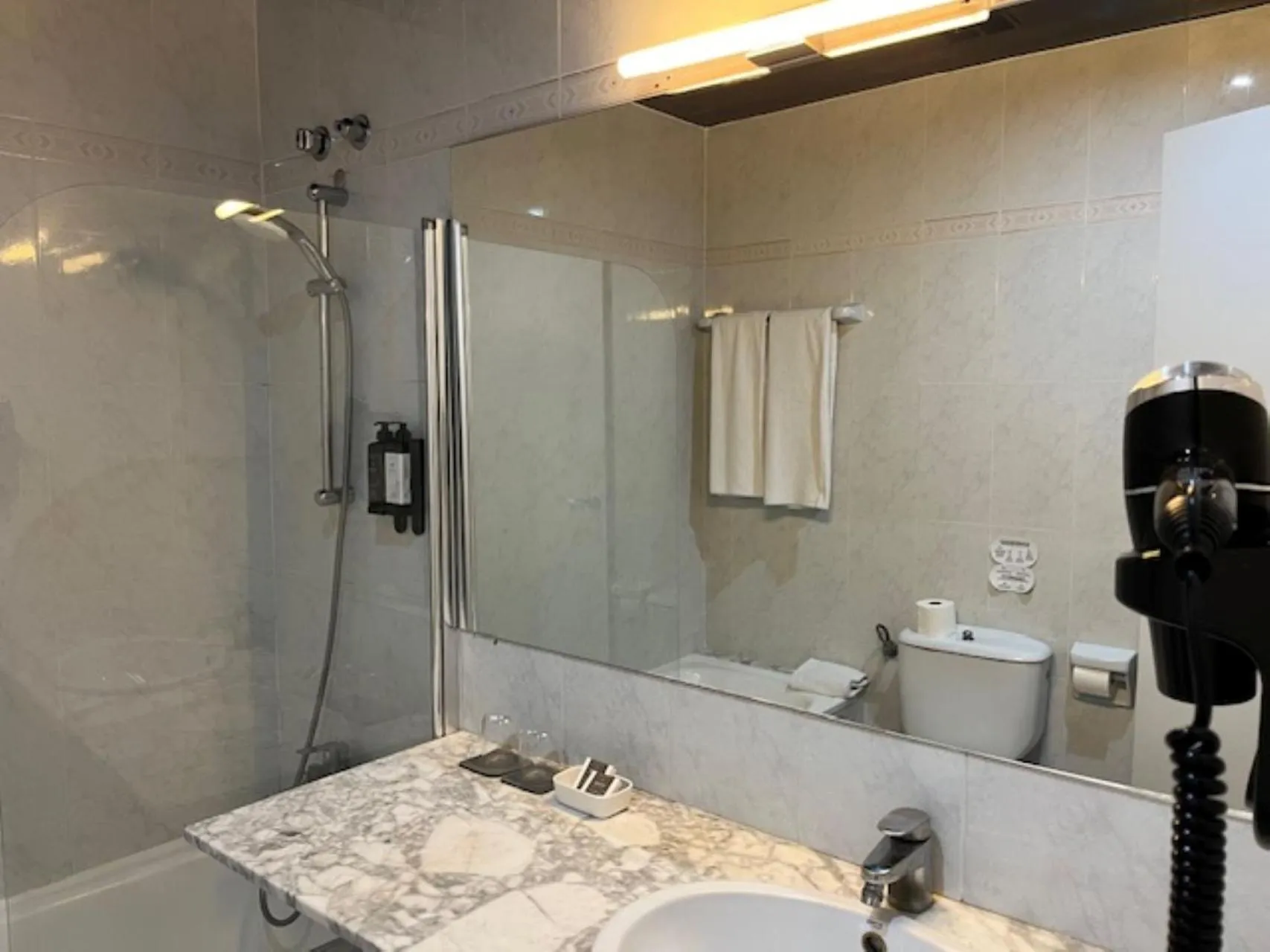 Bathroom in Hostal Iznájar Barcelona