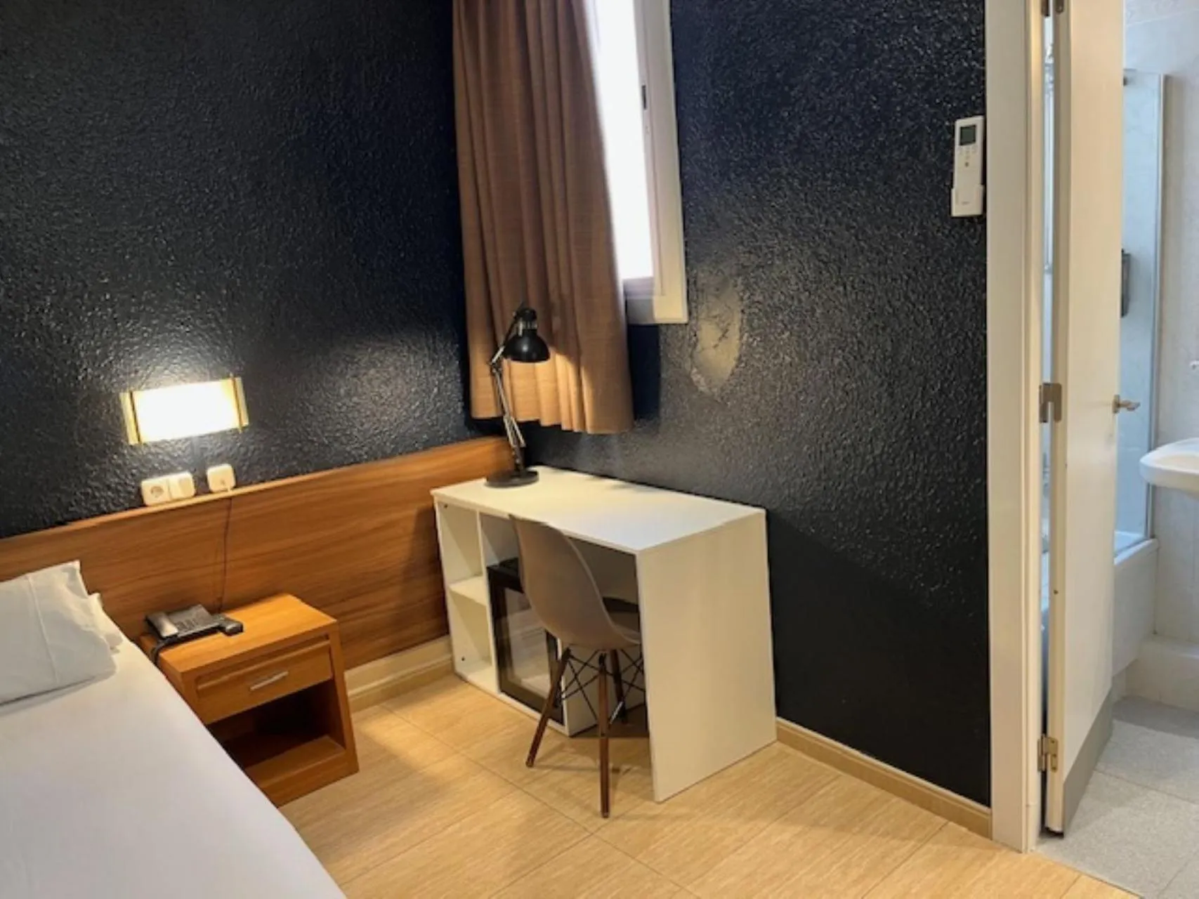 Photo of the whole room, Bed in Hostal Iznájar Barcelona