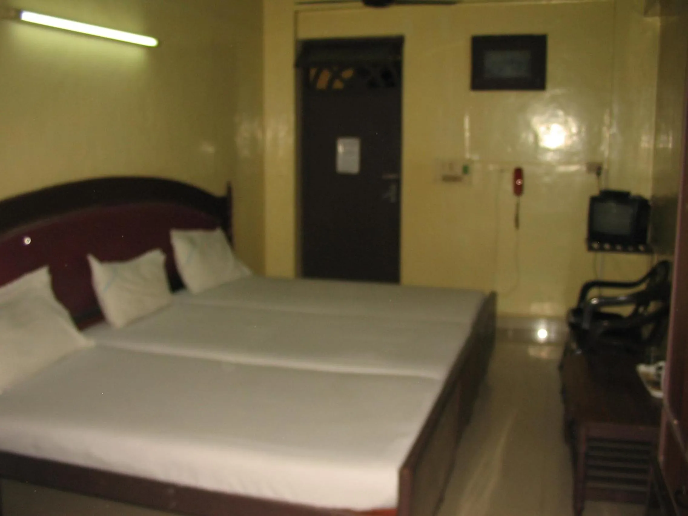 Bed in Hotel Sorrento Guest house Anna Nagar East Metro Shenoy Nagar metro budget monthly daily rooms