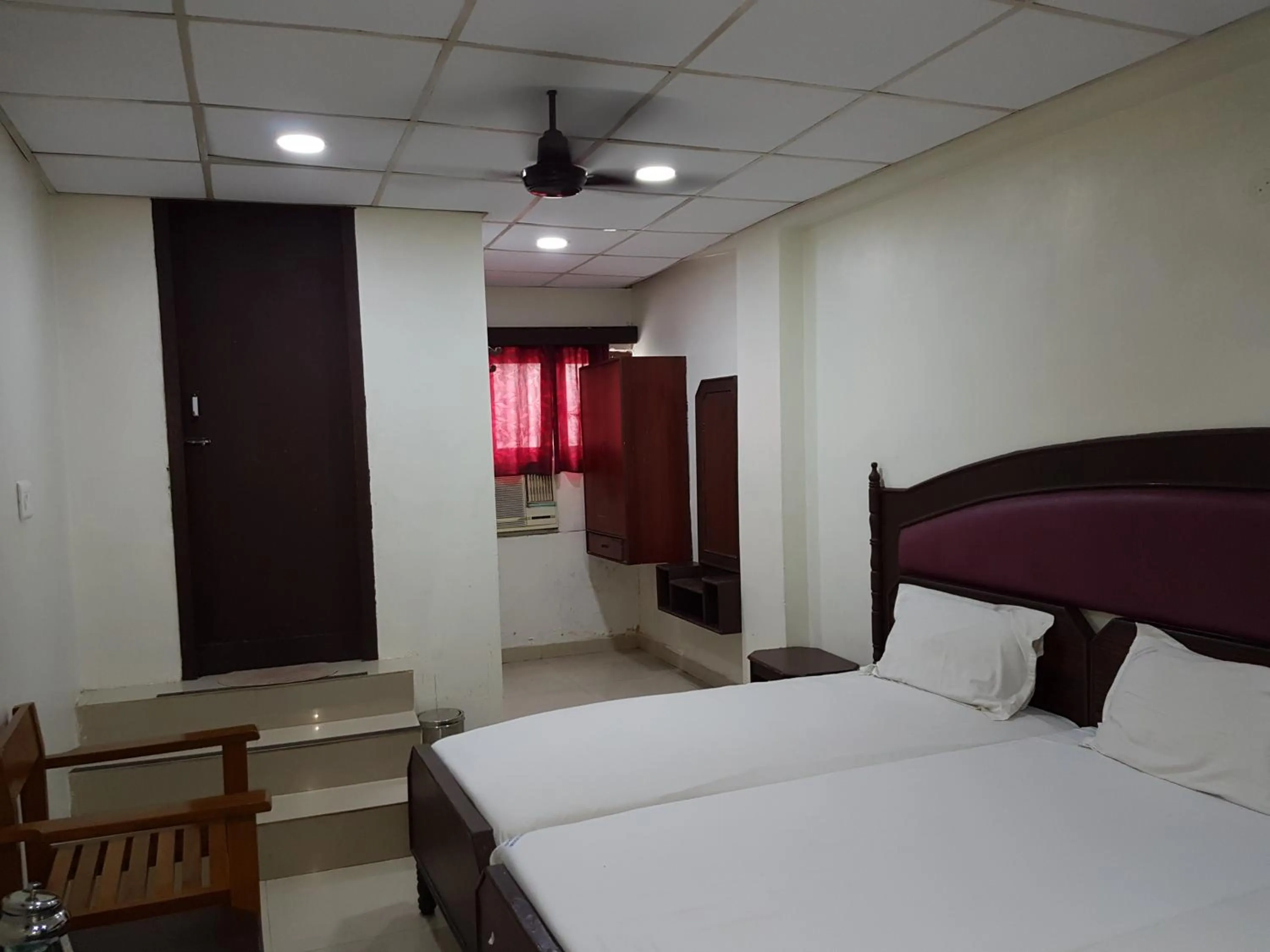 Bed in Hotel Sorrento Guest house Anna Nagar East Metro Shenoy Nagar metro budget monthly daily rooms