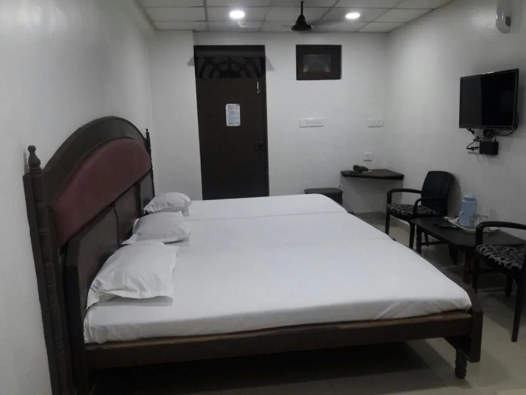 Bed in Hotel Sorrento Guest house Anna Nagar East Metro Shenoy Nagar metro budget monthly daily rooms