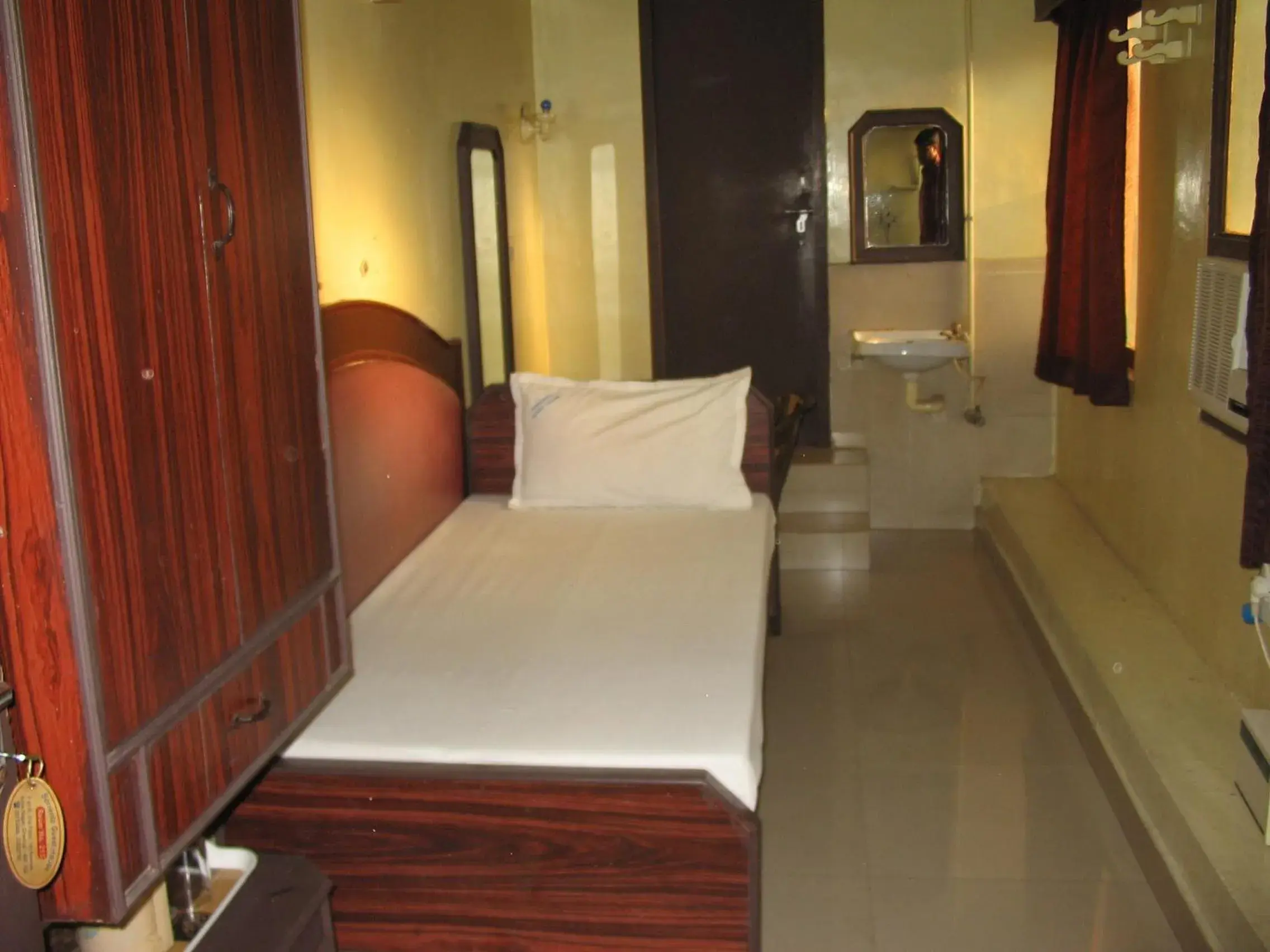 Single Room with Fan in Hotel Sorrento Guest house Anna Nagar East Metro Shenoy Nagar metro budget monthly daily rooms Single Room with Fan in Hotel Sorrento Guest house Anna Nagar East Metro Shenoy Nagar metro budget monthly daily rooms