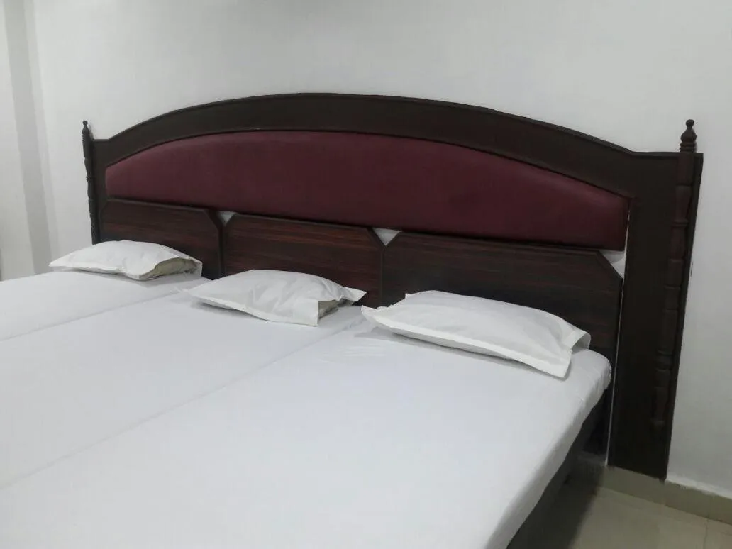 Bed in Hotel Sorrento Guest house Anna Nagar East Metro Shenoy Nagar metro budget monthly daily rooms