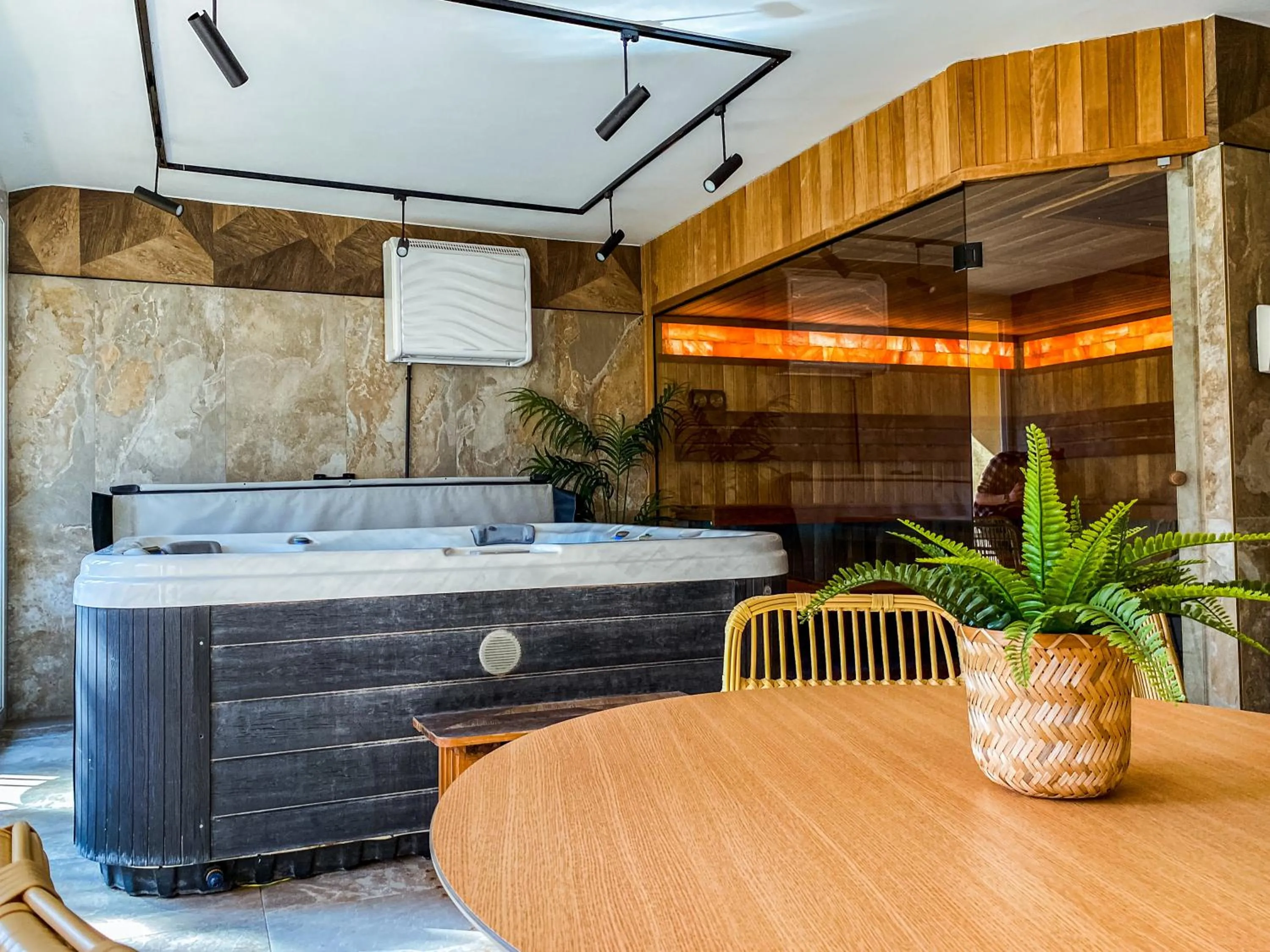 Hot Tub in Park Hotel Sóstó