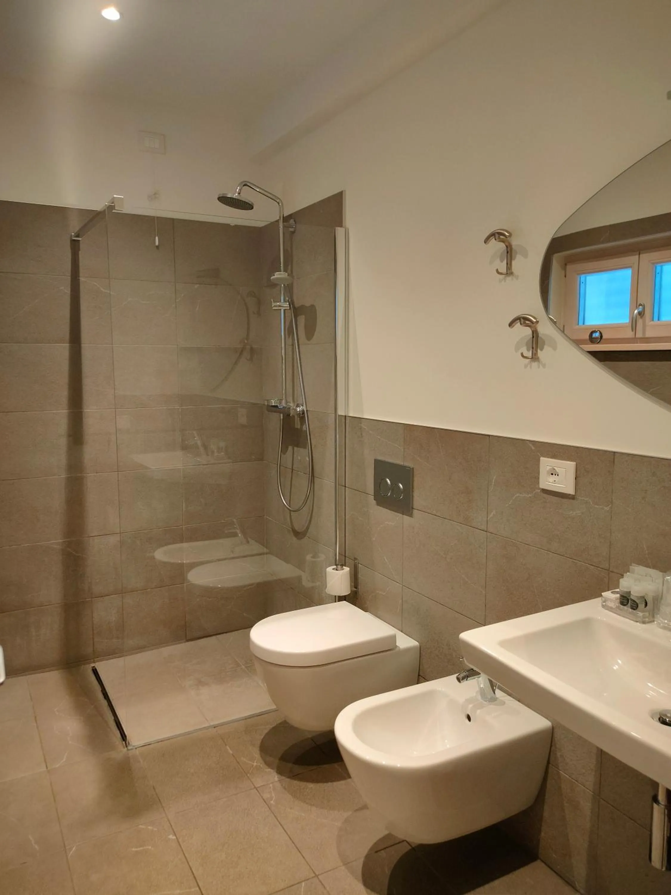 Shower in Nuova Opera Rooms & Apartment