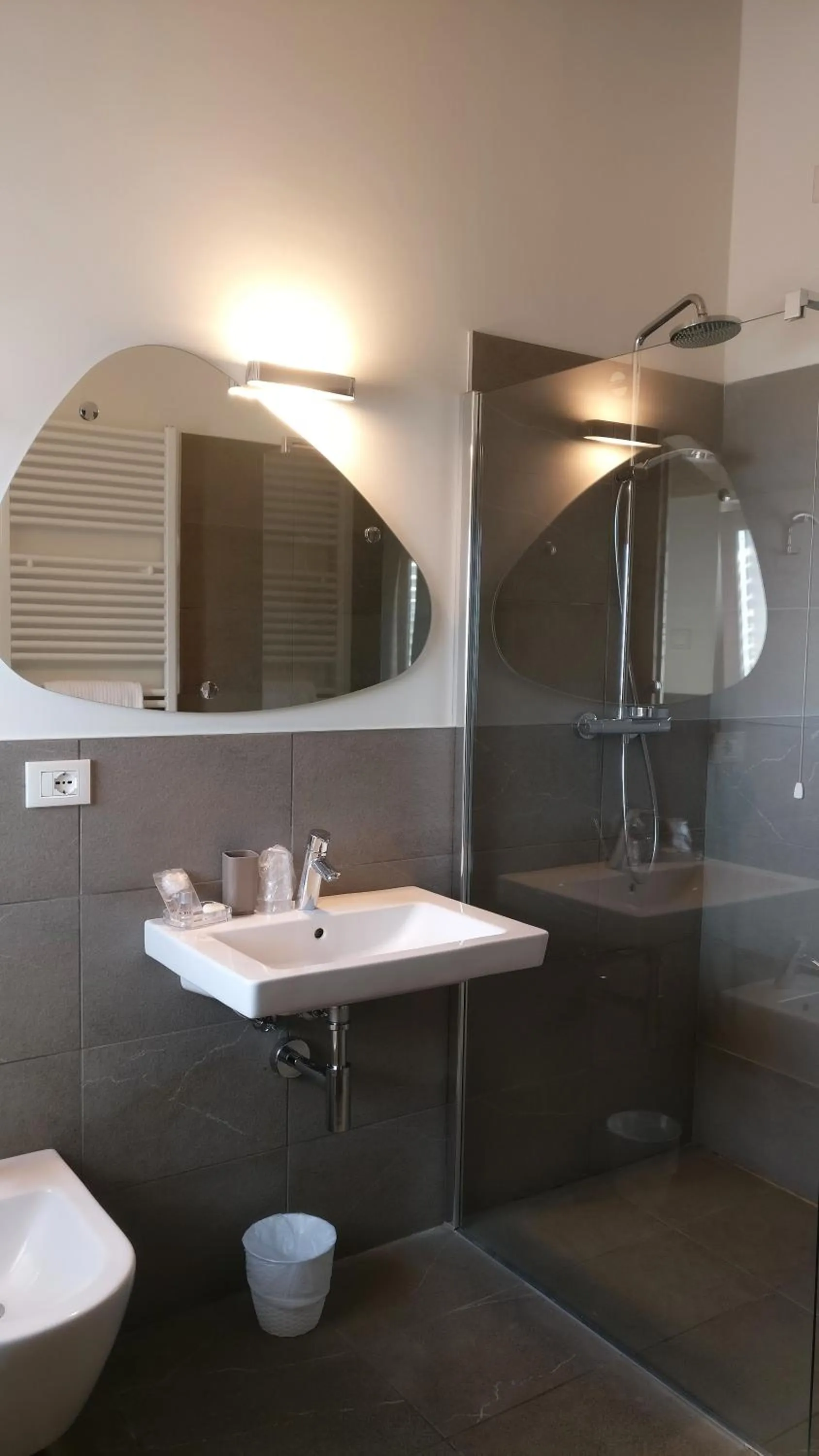 Shower in Nuova Opera Rooms & Apartment
