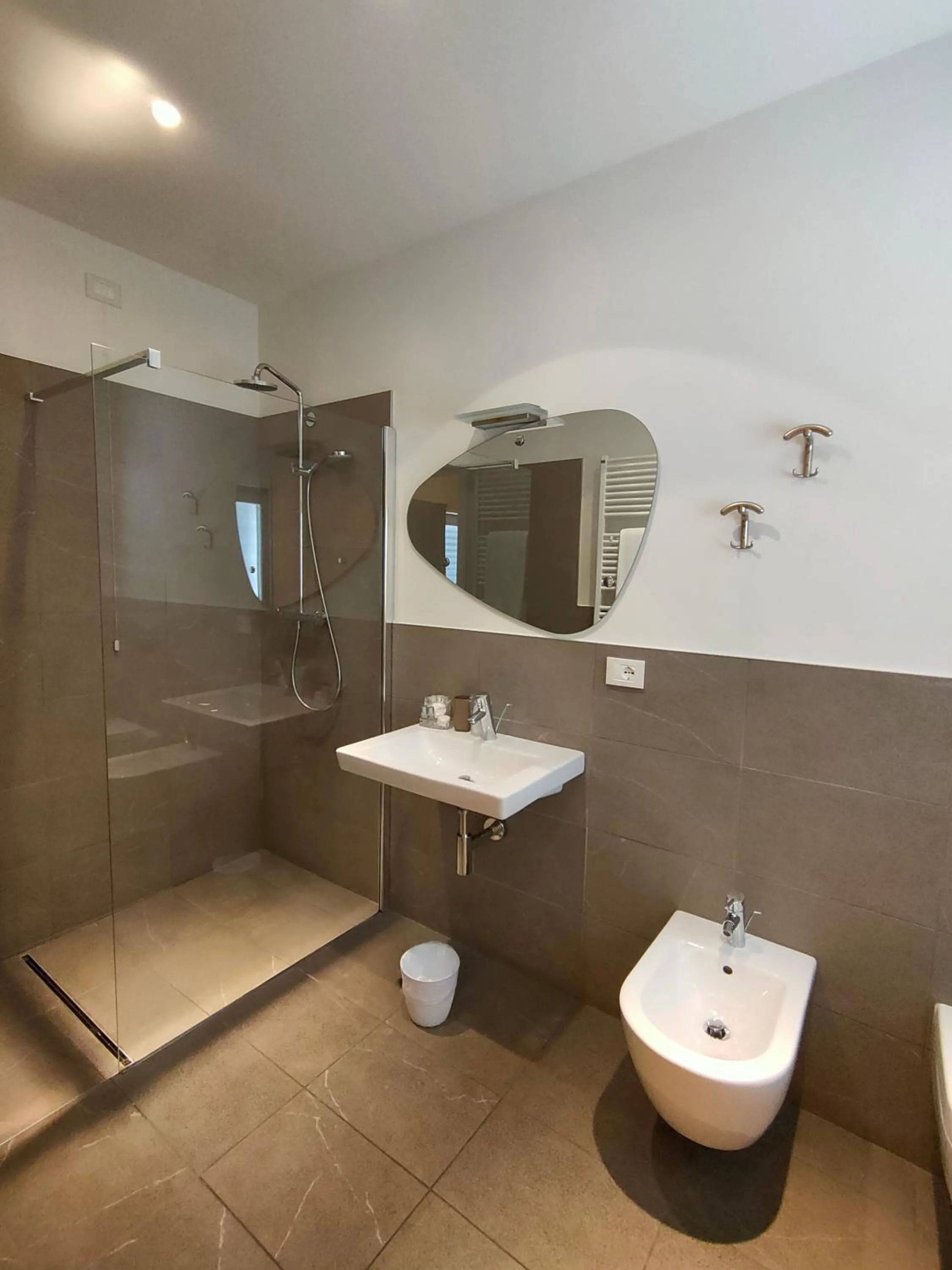 Shower in Nuova Opera Rooms & Apartment