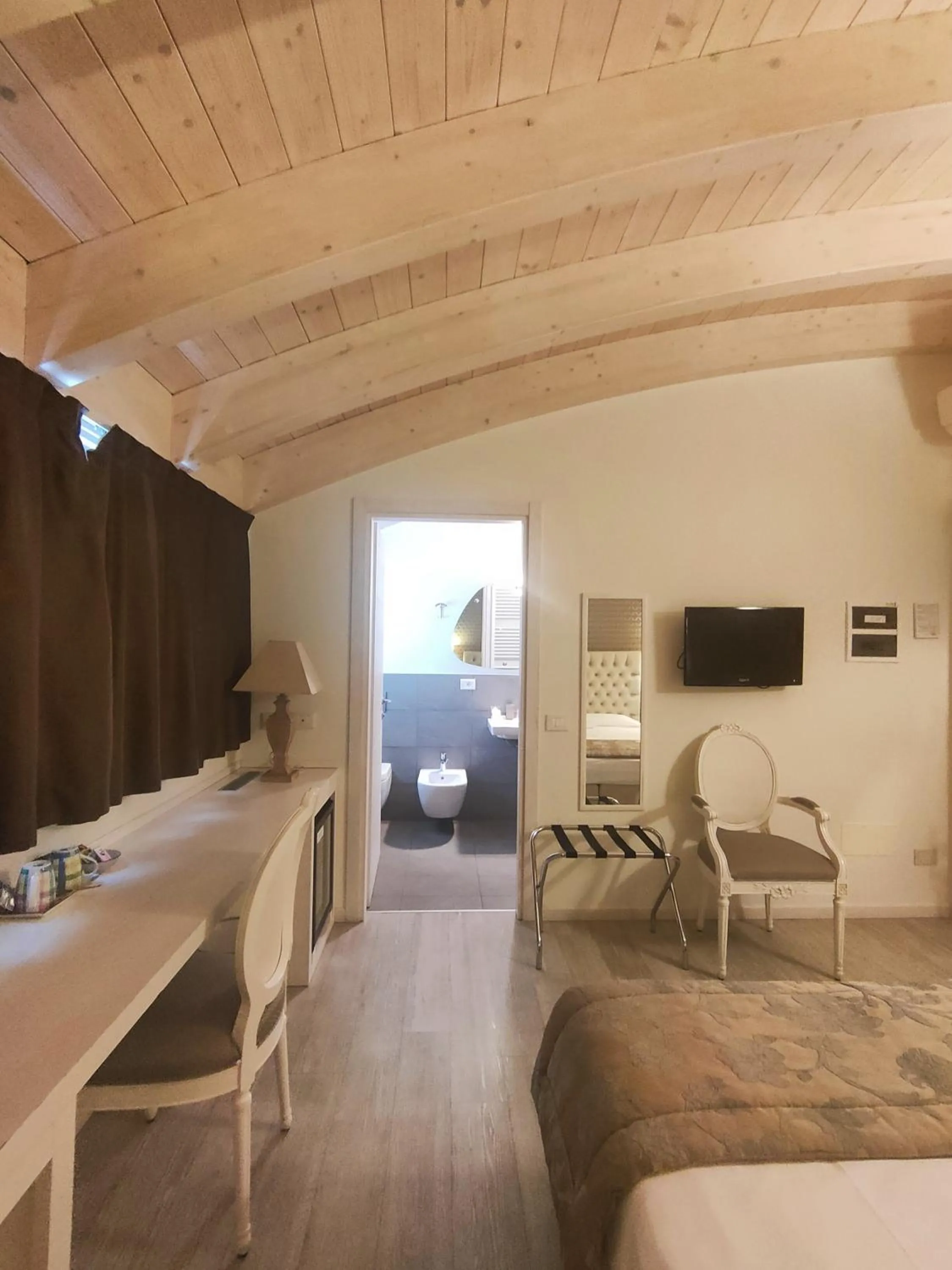 TV and multimedia in Nuova Opera Rooms & Apartment