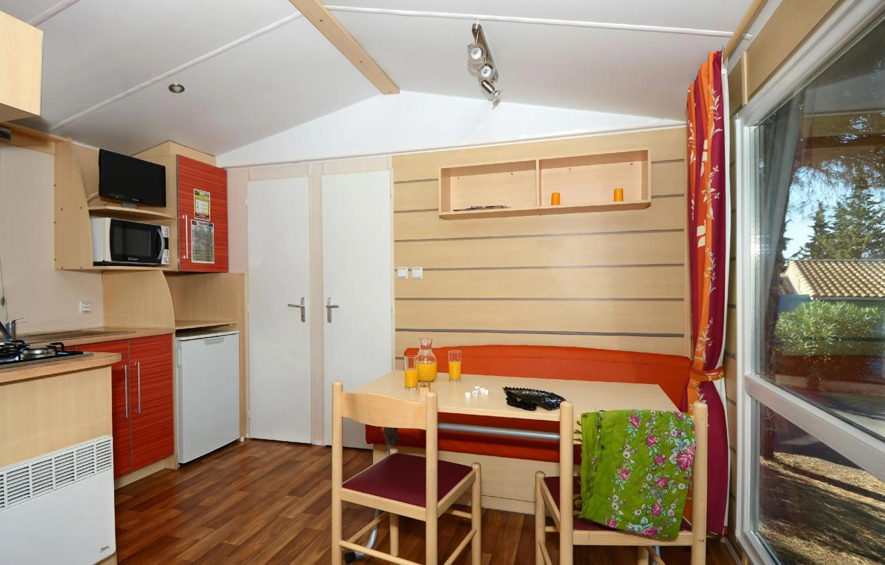 Dining area in Domaine Résidentiel de Plein Air Odalys La Pinède