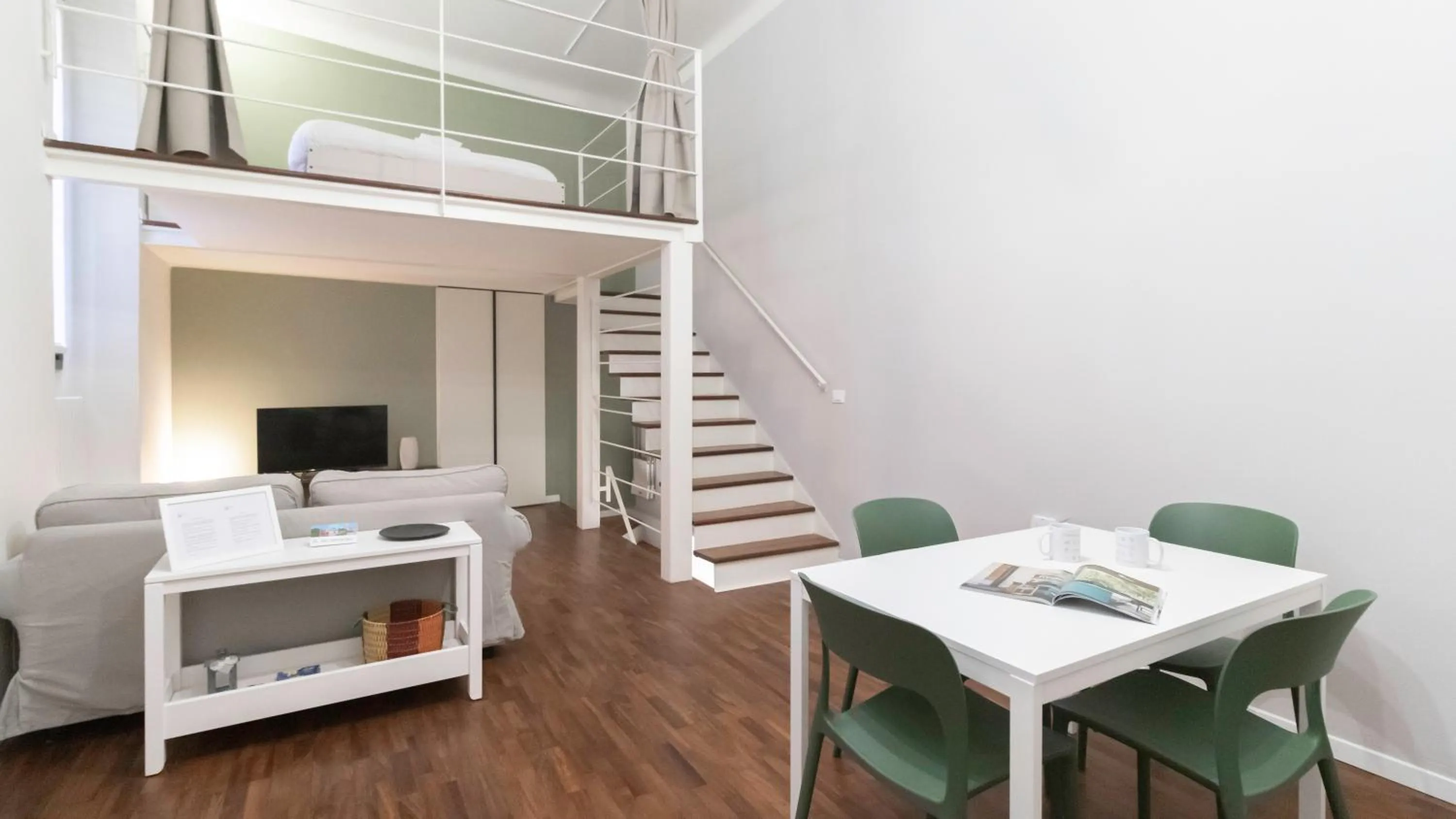 Seating area in Italianway - Piero della Francesca 19